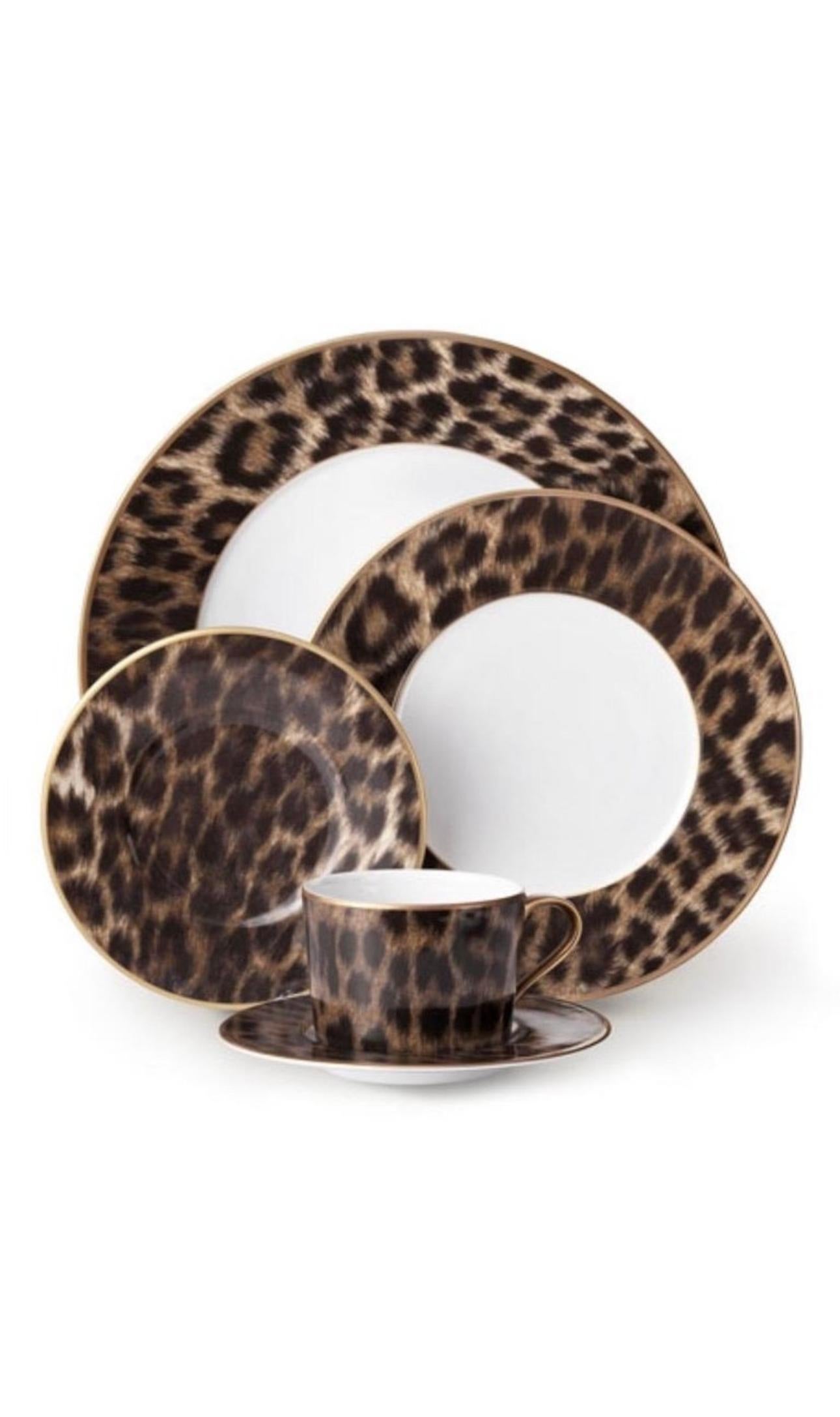 A set of six (6) place settings in the Hutchinson pattern made by Ralph Lauren Home. 

Made in Portugal, circa 2018.

Features a rich brown and white leopard pattern. This pattern has been discontinued.

A total of 30 (thirty) pieces detailed