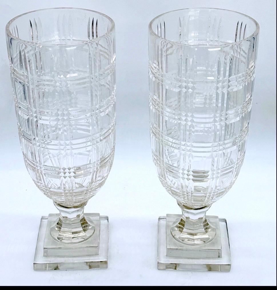 Bougeoirs à ouragan en cristal Ralph Lauren - Verre de luxe taillé à la main, lot de deux, Rare & Discontinued

Rehaussez votre intérieur avec ce rare ensemble de deux bougeoirs Ralph Lauren Crystal Hurricane, arborant le motif écossais emblématique