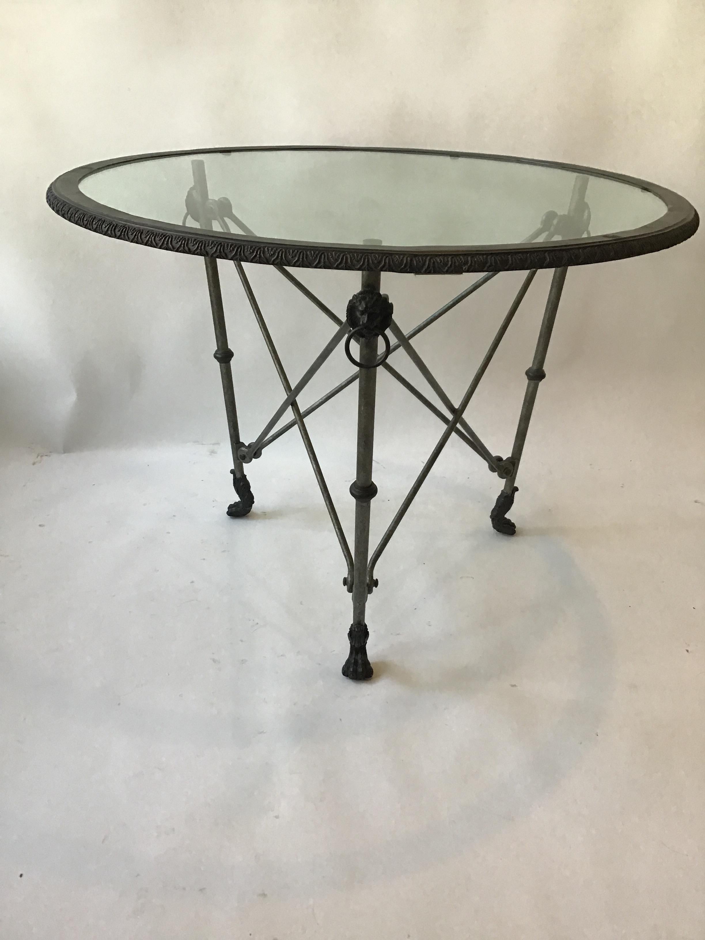 Aus einem prominenten Anwesen in Southampton, NY, direkt am Meer. Gueridon-Tisch aus Eisen und Glas, hergestellt von Henredon für Ralph Lauren.  Der Deckel ist abnehmbar.