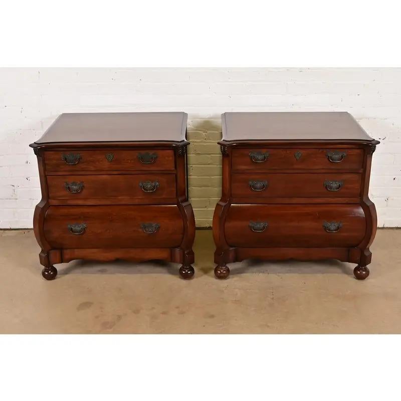 Provincial français Paire de commodes de chevet Bombay en acajou de style Louis XV Ralph Lauren Italie en vente
