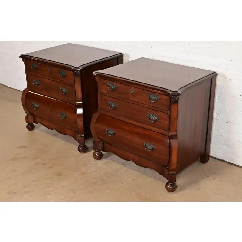 Paire de commodes de chevet Bombay en acajou de style Louis XV Ralph Lauren Italie Bon état - En vente à South Bend, IN