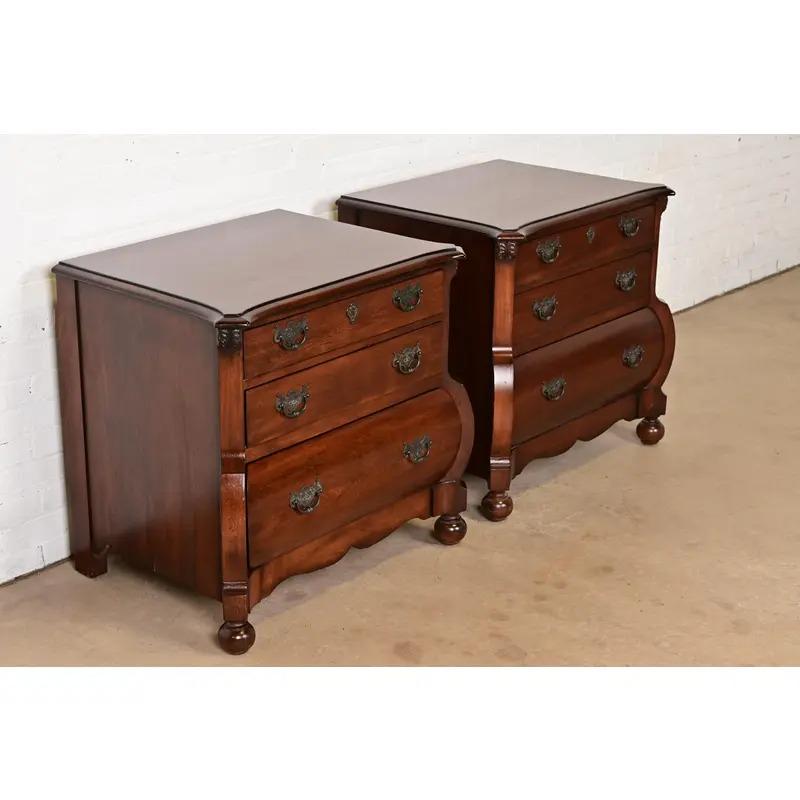 Laiton Paire de commodes de chevet Bombay en acajou de style Louis XV Ralph Lauren Italie en vente