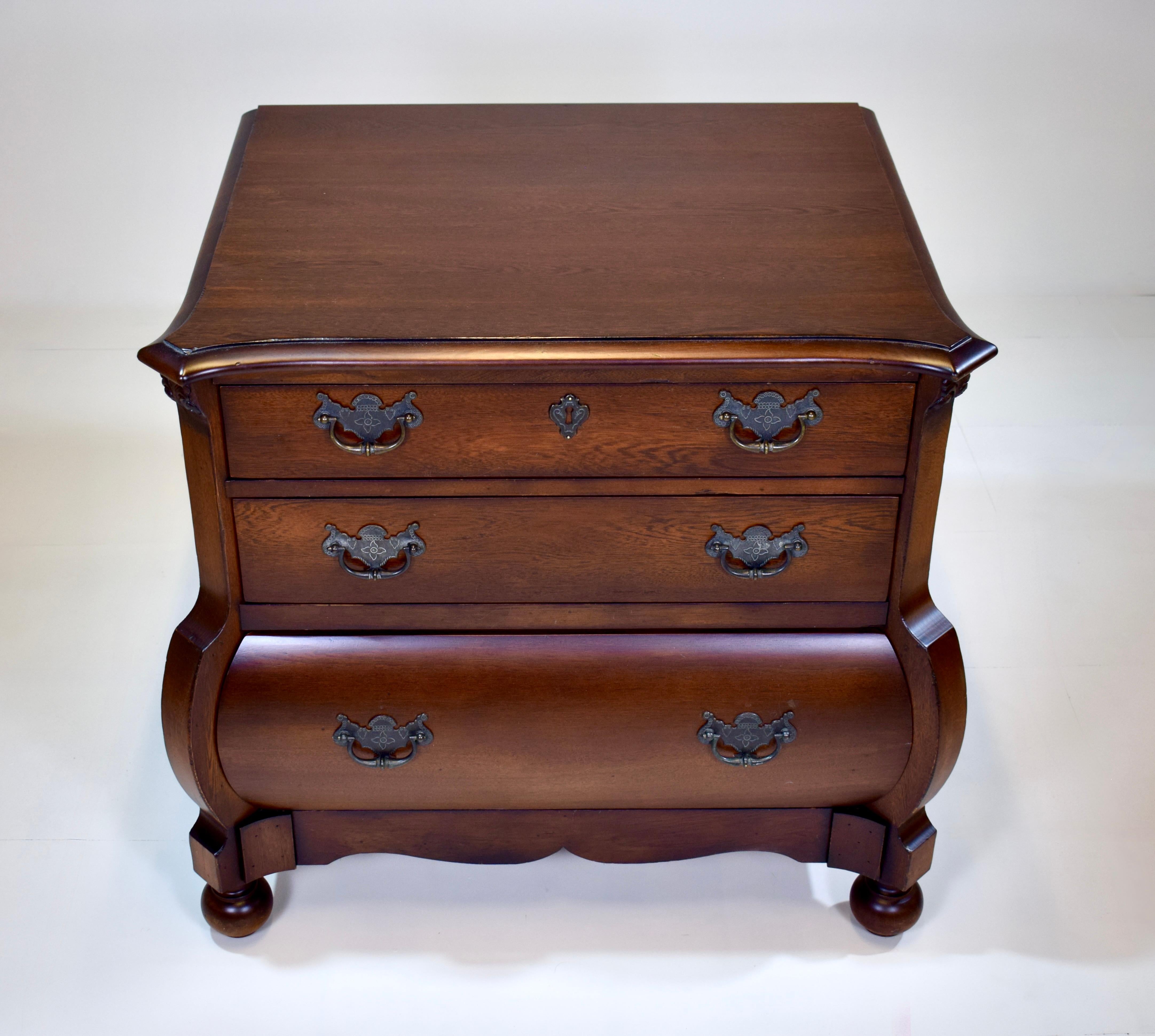 A vintage Ralph Lauren Mahogany bombe chest of drawers, bedside cabinet nightstand or end table of high quality craftsmanship and solid wood construction.
Exceptionally executed in antique 18th century Dutch Baroque style, features include shaped