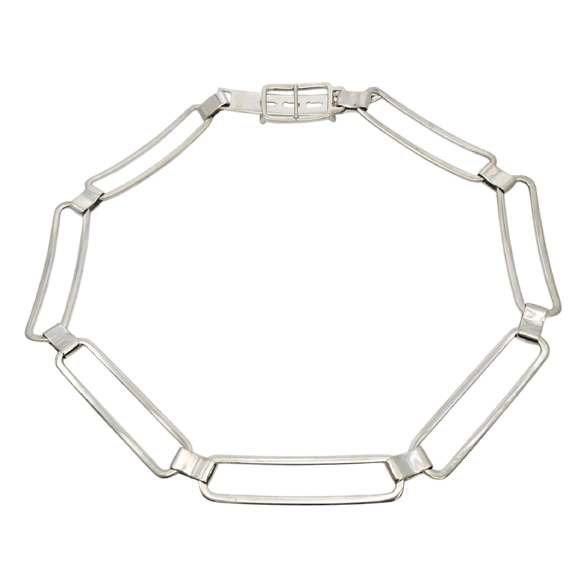 Ralph Lauren Sterling Silber offenes Rechteck Gürtel.

Dieser seltene Gürtel ist komplett aus massivem Sterlingsilber gefertigt und verfügt über offene rechteckige Glieder und eine Schnalle.

Wiegt ca. 267,9g, 172,3dwt.

Maßnahmen ca. 37 1/4 