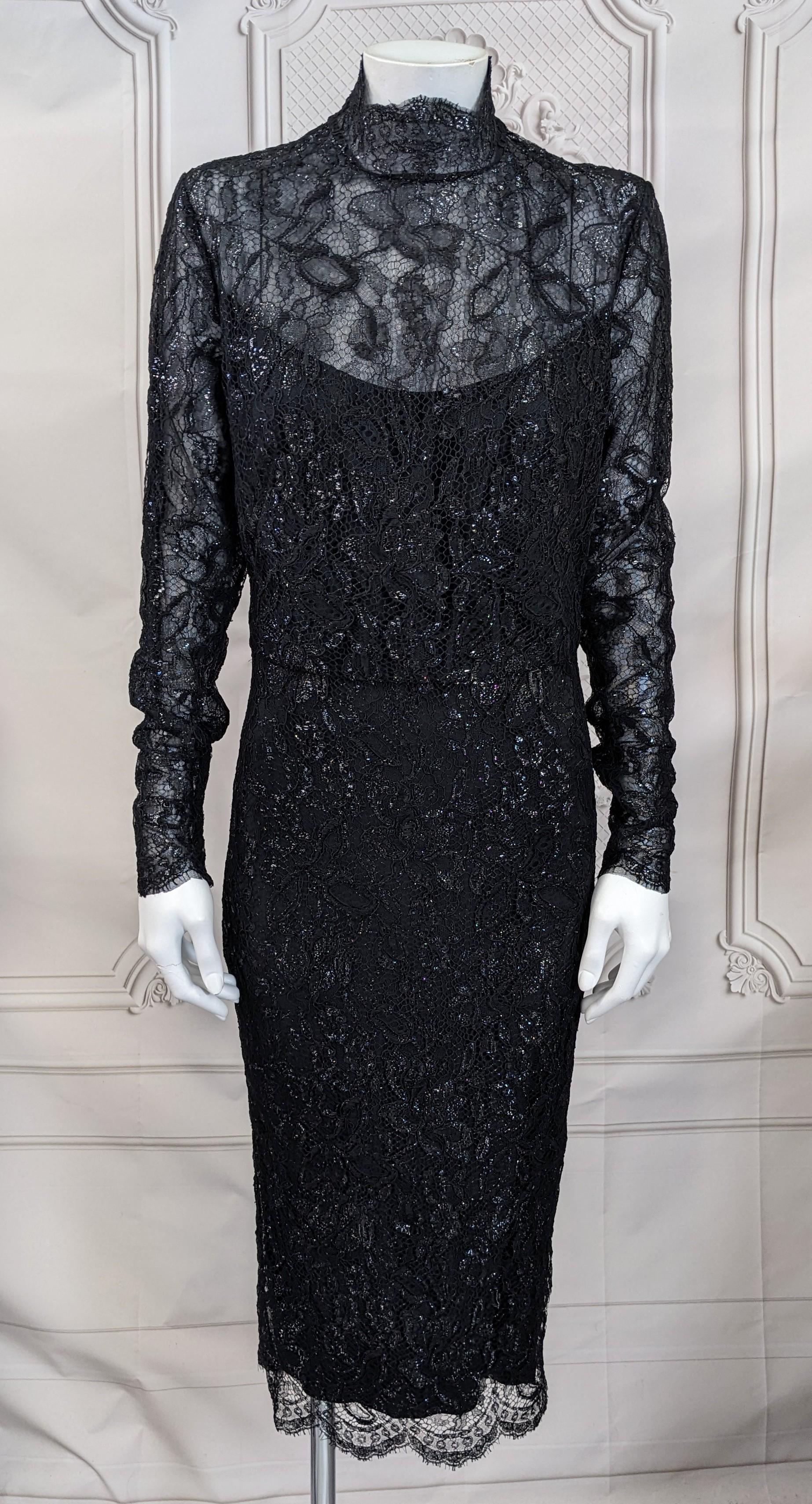 Élégante robe fourreau en dentelle métallique laquée Ralph Lauren de la collection Purple Label. Des lignes épurées et intemporelles déclinées dans une étonnante dentelle métallique florale d'un noir d'encre. Il est doté d'une doublure extensible et