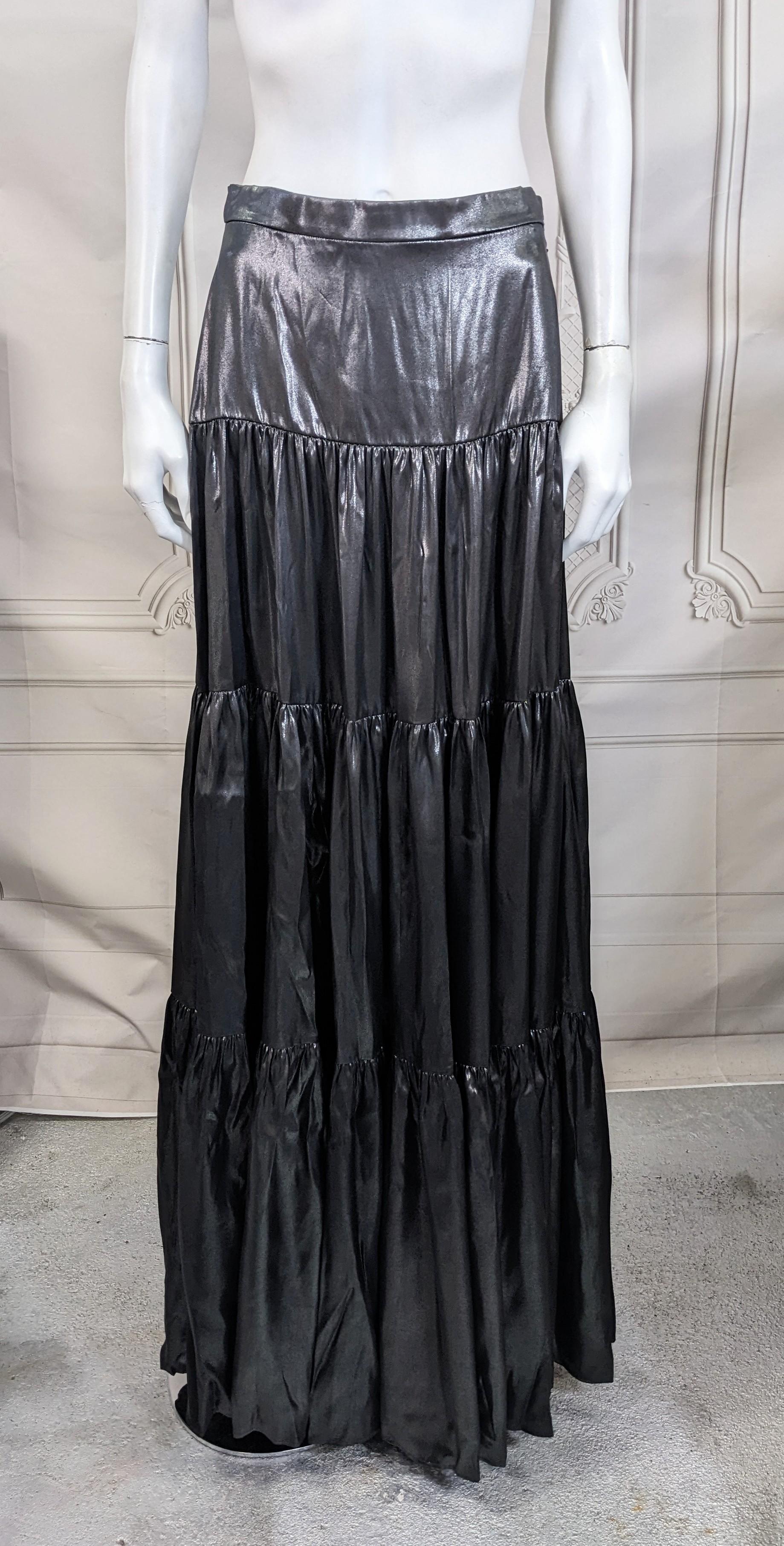 Jupe paysanne en soie laquée Ralph Lauren, collection Purple Label. Une forme classique dans un nouveau textile aux accents urbains. Jupe très ample avec des mètres et des mètres de soie laquée noir de jais à volants. Incroyable balayage à l'ourlet.