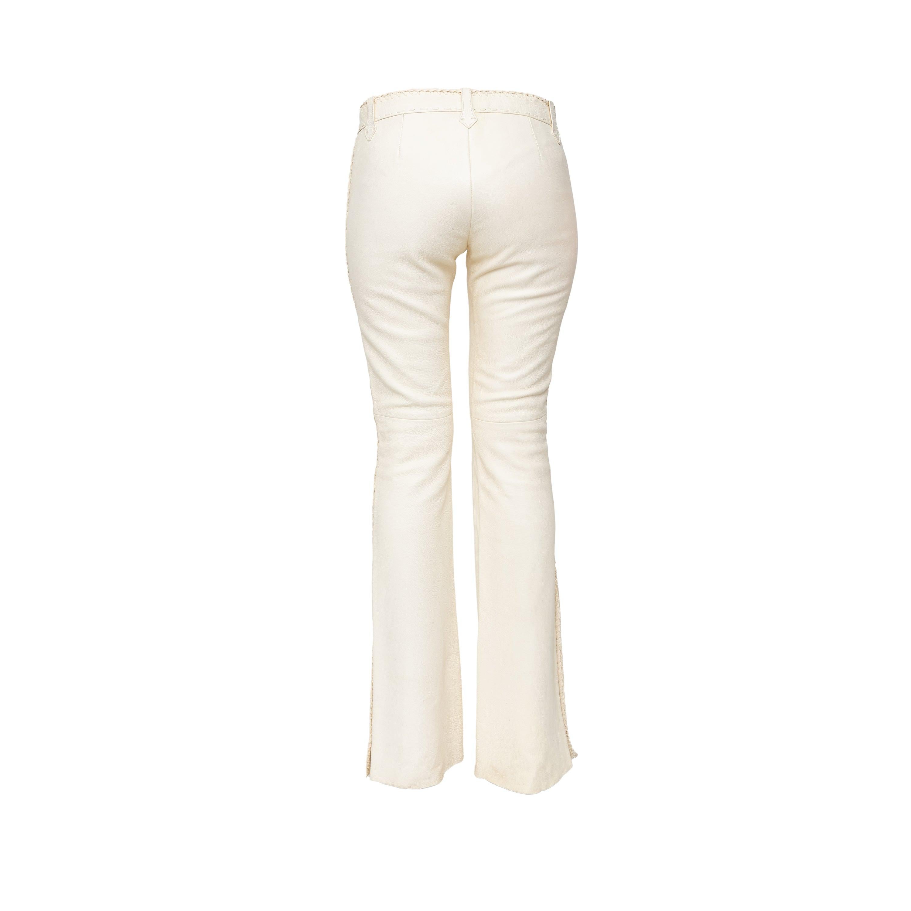 Los pantalones de cuero Ralph Lauren están hechos de cuero blanco de alta calidad con detalles de trenza y botones en tono plateado. El forro de viscosa añade comodidad, mientras que la forma única de las trabillas da a estos pantalones un toque