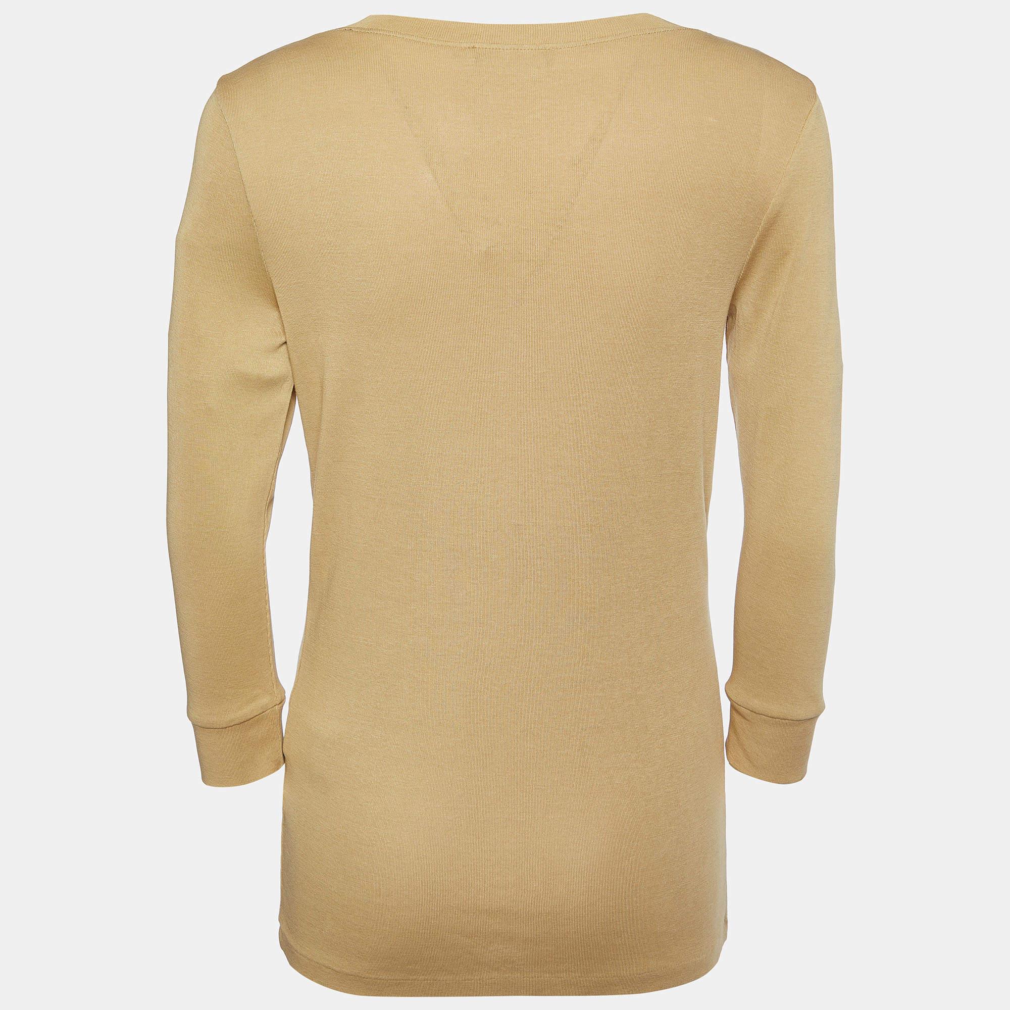 Get the comfort and the right casual style with this designer T shirt. Designed to be reliable and durable the creation has a simple neckline and signature detailing.