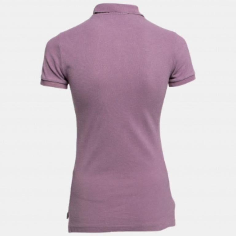 Le polo Ralph Lauren sono sempre state un classico per chiunque. Questa versione è realizzata in cotone di colore lilla e rifinita con maniche corte e abbottonatura. Completa il tuo look casual con un paio di jeans e delle sneakers.