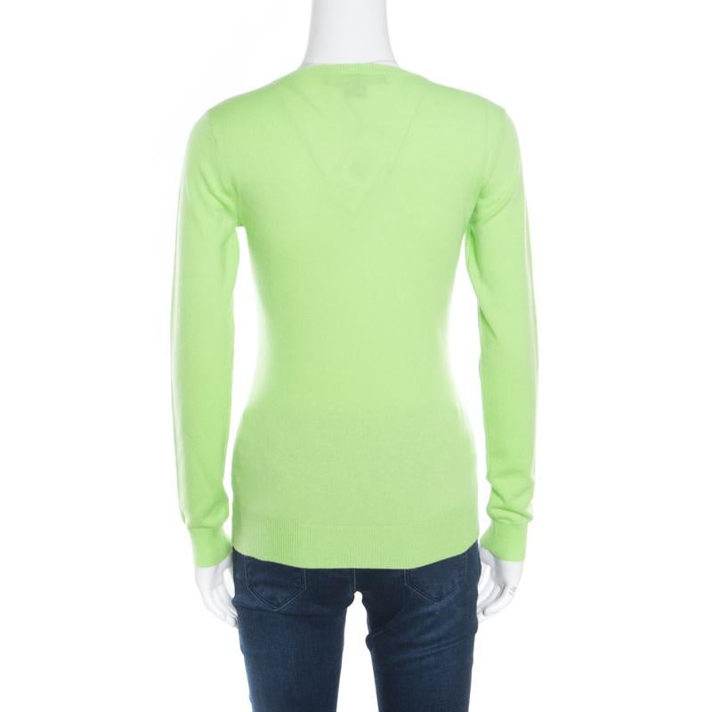 Simple and stylish at the same time, this sweater from Ralph Lauren definitely needs to be on your wishlist! The lime green creation is made of 100% cashmere and features a plunging V-neckline and long sleeves. Pair it with smart denims and ankle