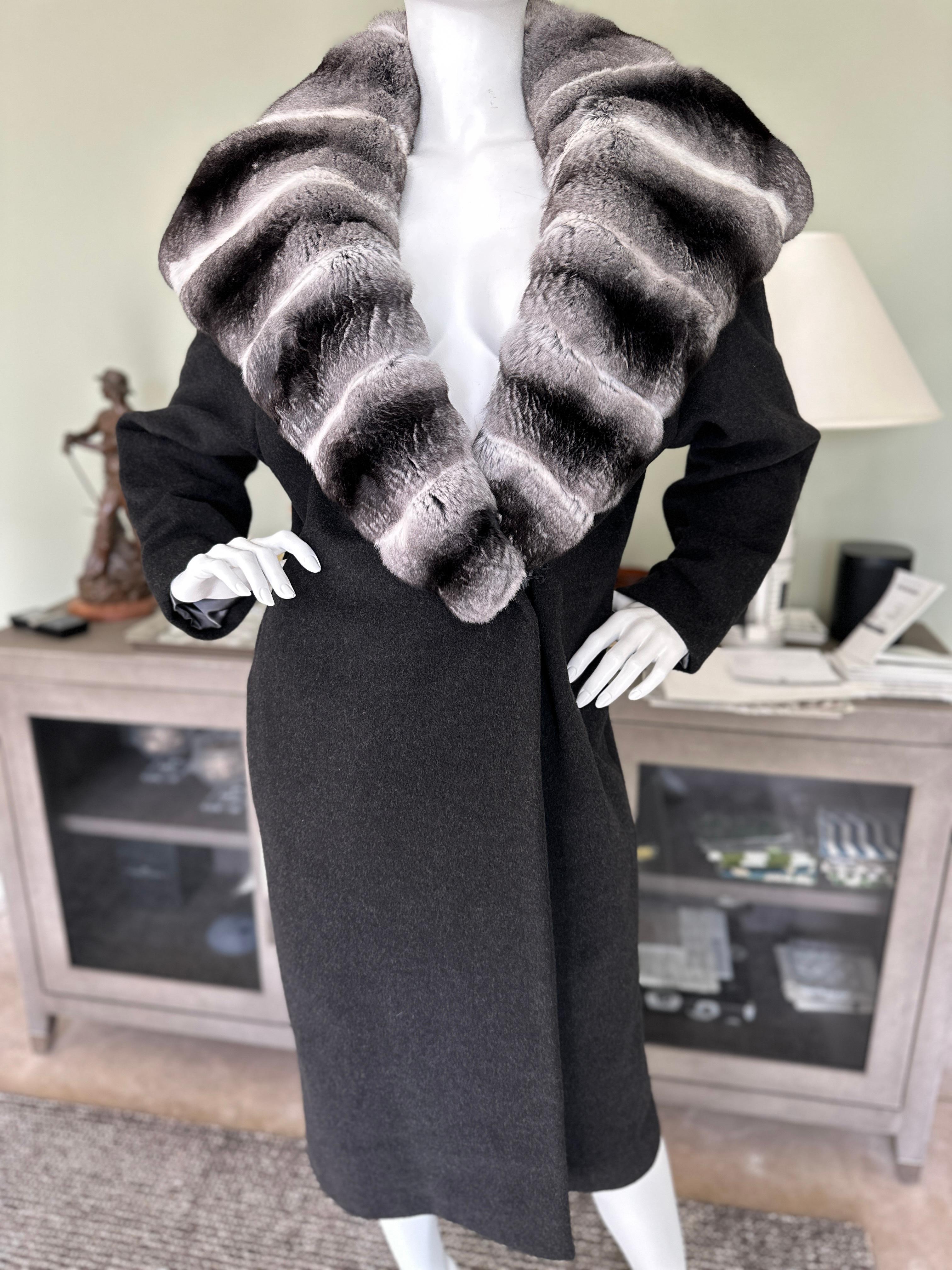 Ralph Lauren Luxurious Pure Cashmere Coat with Wide Chinchilla Portrait Collar In Excellent Condition For Sale In Cloverdale, CA