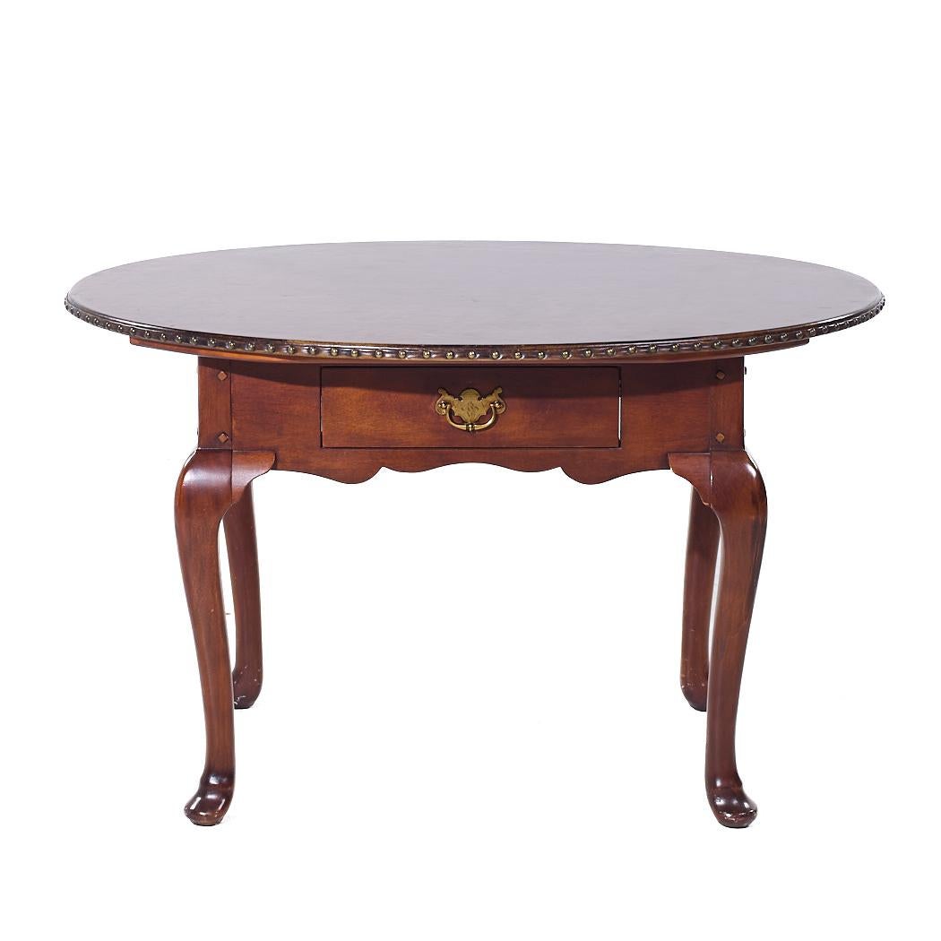 Ralph Lauren Mahogany George III Style Oval Leather Top Library Table

Cette table de bibliothèque mesure 48,5 de large x 36,5 de profond x 29,5 de haut, avec un dégagement pour les chaises de 28,75 pouces.

Nous prenons nos photos dans un studio à