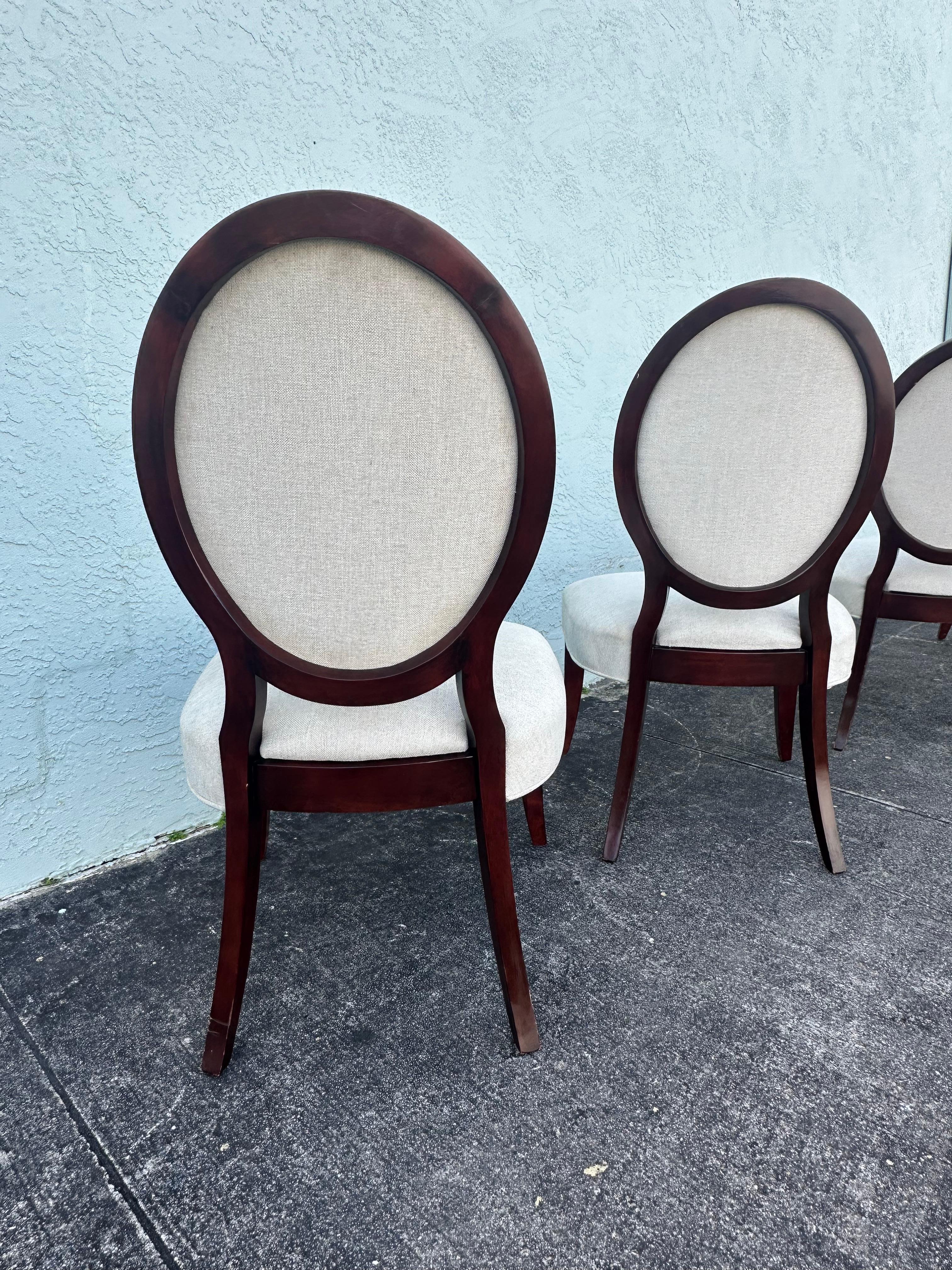 RALPH LAUREN table à piédestal en acajou avec 4 chaises à dossier en médaillon, lot de 5 en vente 4