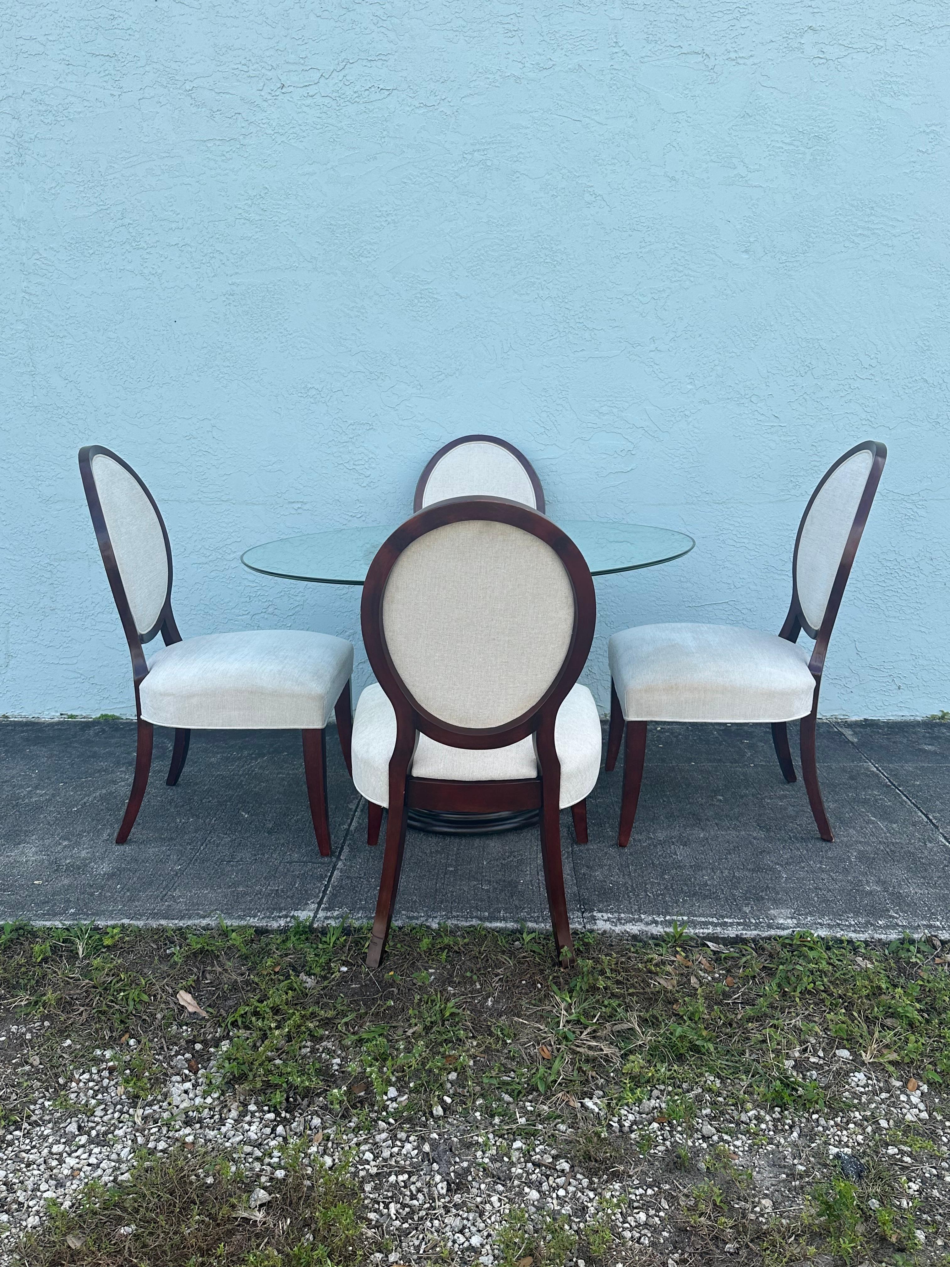 Moderne RALPH LAUREN table à piédestal en acajou avec 4 chaises à dossier en médaillon, lot de 5 en vente