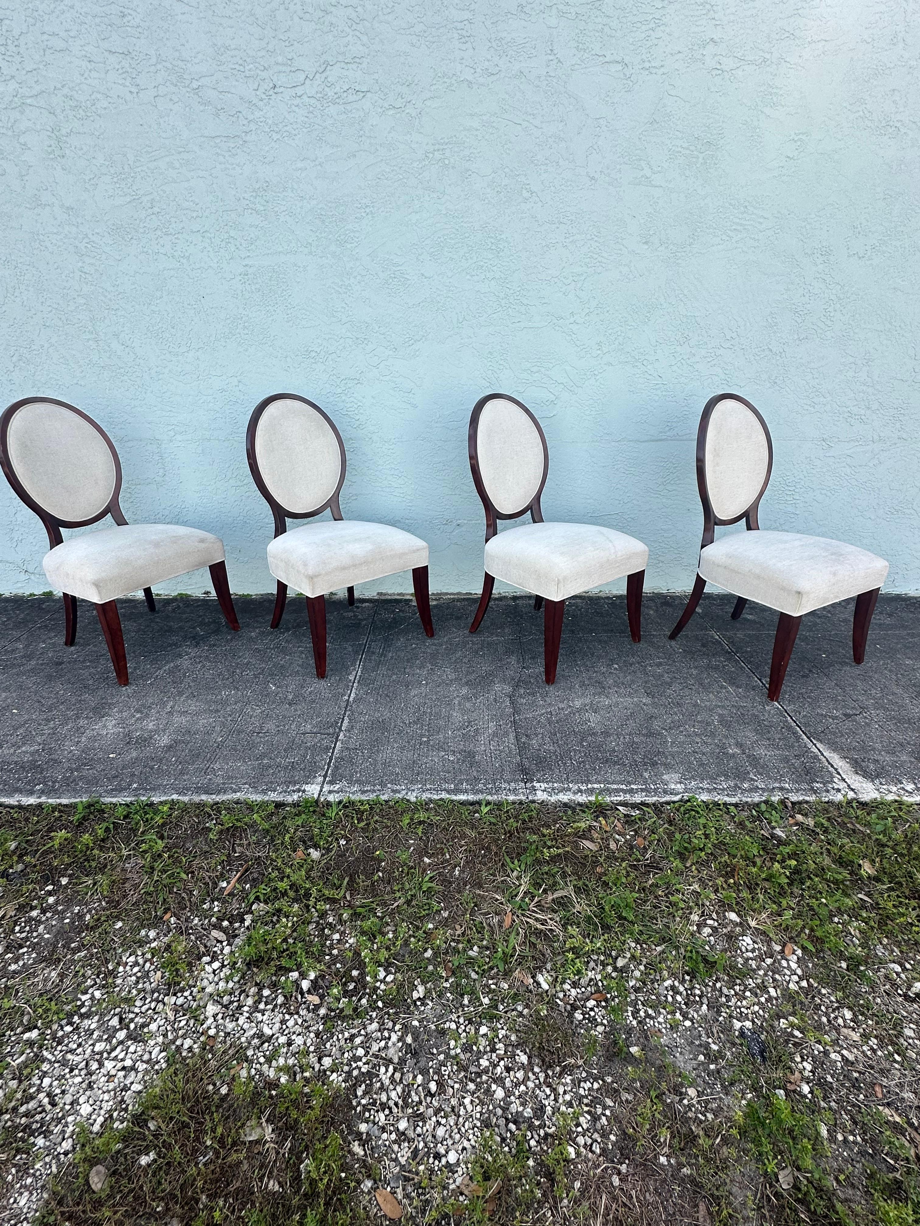 Tissu d'ameublement RALPH LAUREN table à piédestal en acajou avec 4 chaises à dossier en médaillon, lot de 5 en vente