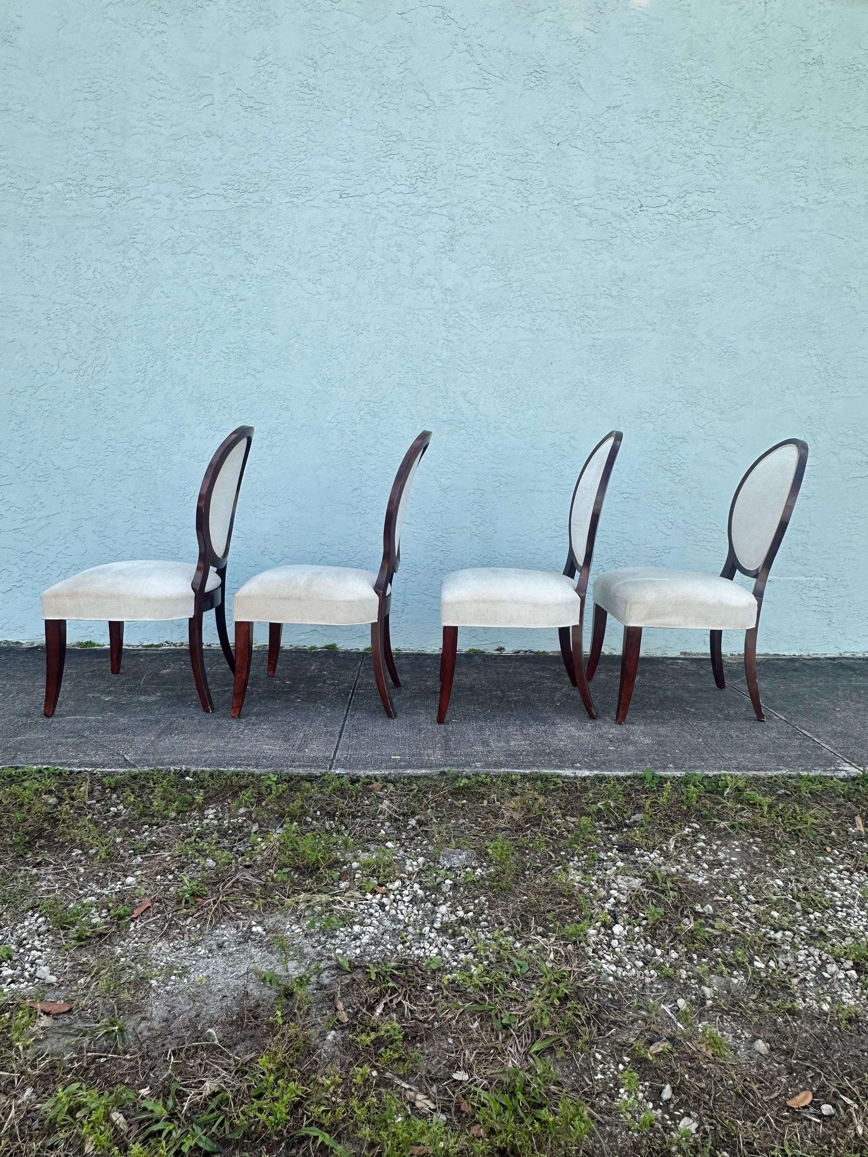 RALPH LAUREN table à piédestal en acajou avec 4 chaises à dossier en médaillon, lot de 5 en vente 3