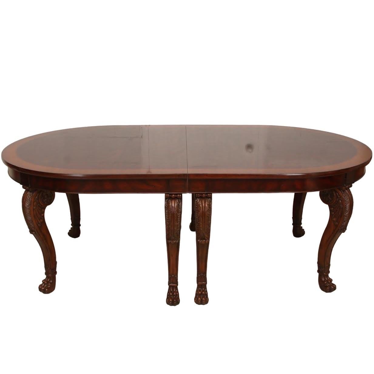 Table de salle à manger en acajou de Ralph Lauren Home avec deux feuilles.

Finition polie, pieds cabriole et pieds griffe.

Dimensions : 
137.5