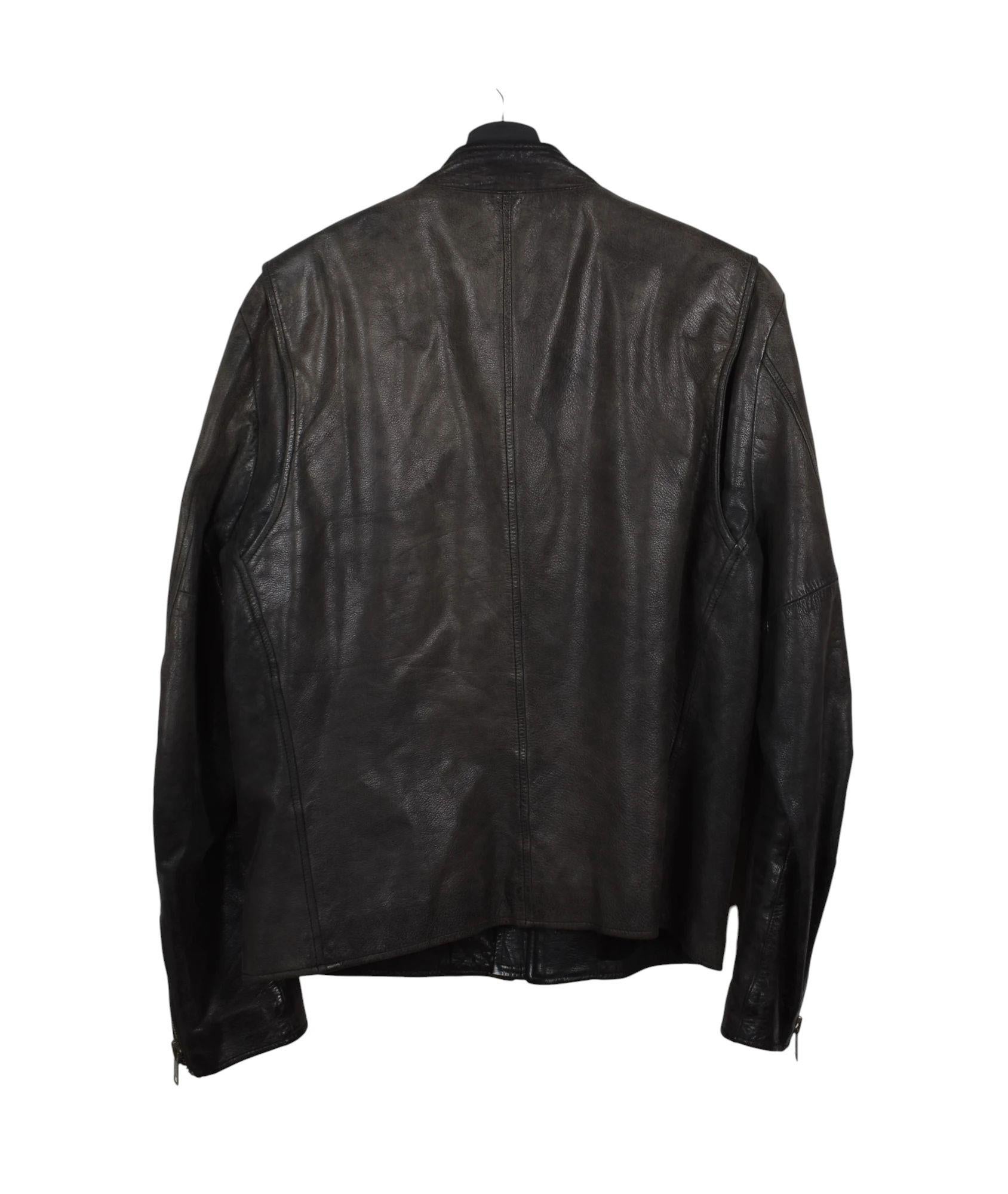Consultez mes autres annonces. A beaucoup d'autres vêtements de marque à vendre. Ouvert à toutes les offres.
L'article mis en vente est 100% authentique Ralph Lauren Men Leather Jacket, S1553, SE1
Couleur : gris
(La couleur réelle peut varier