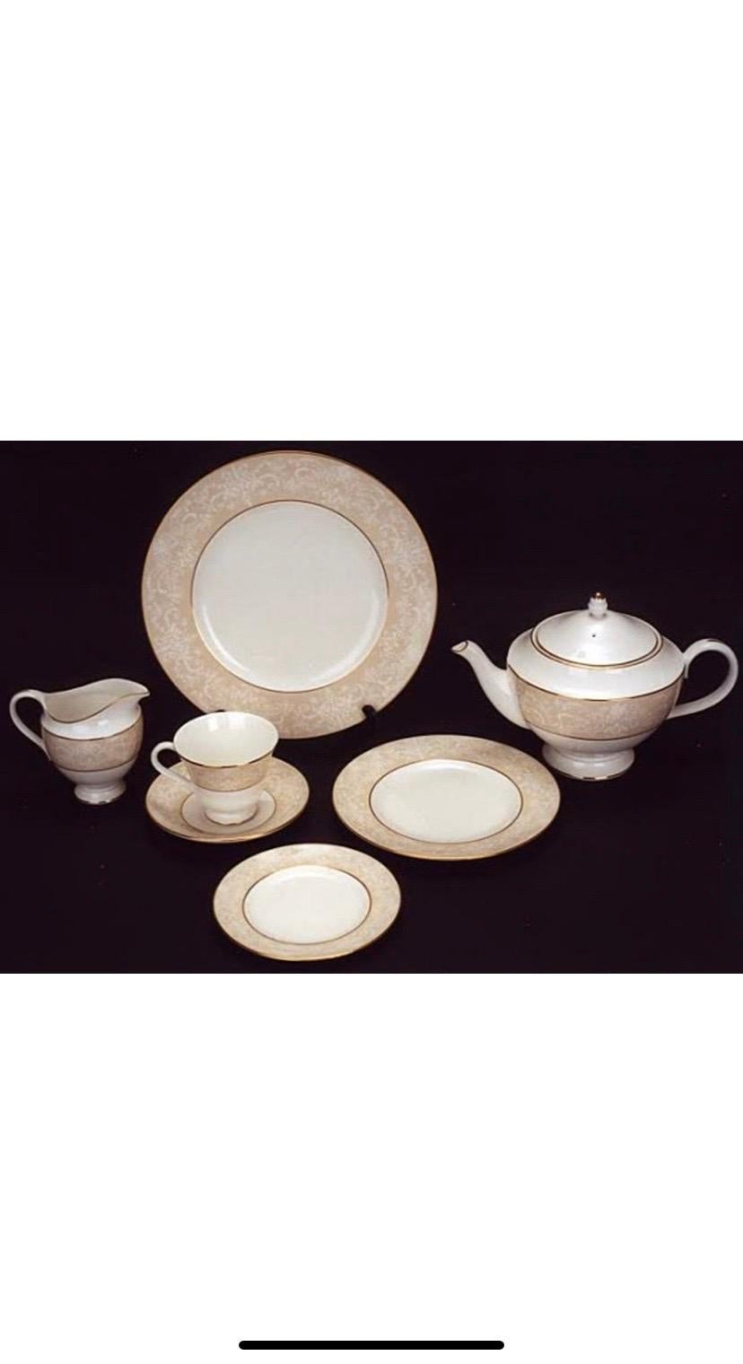 Juego de 8 (ocho) cubiertos con el diseño Meredith de Wedgwood para la colección Ralph Lauren Home. 

Loza de hueso. 

Firmado. 

Fabricado en Inglaterra, periodo de producción 1993 - 2001.

Presenta un estampado beige sobre blanco.

Un total de 40