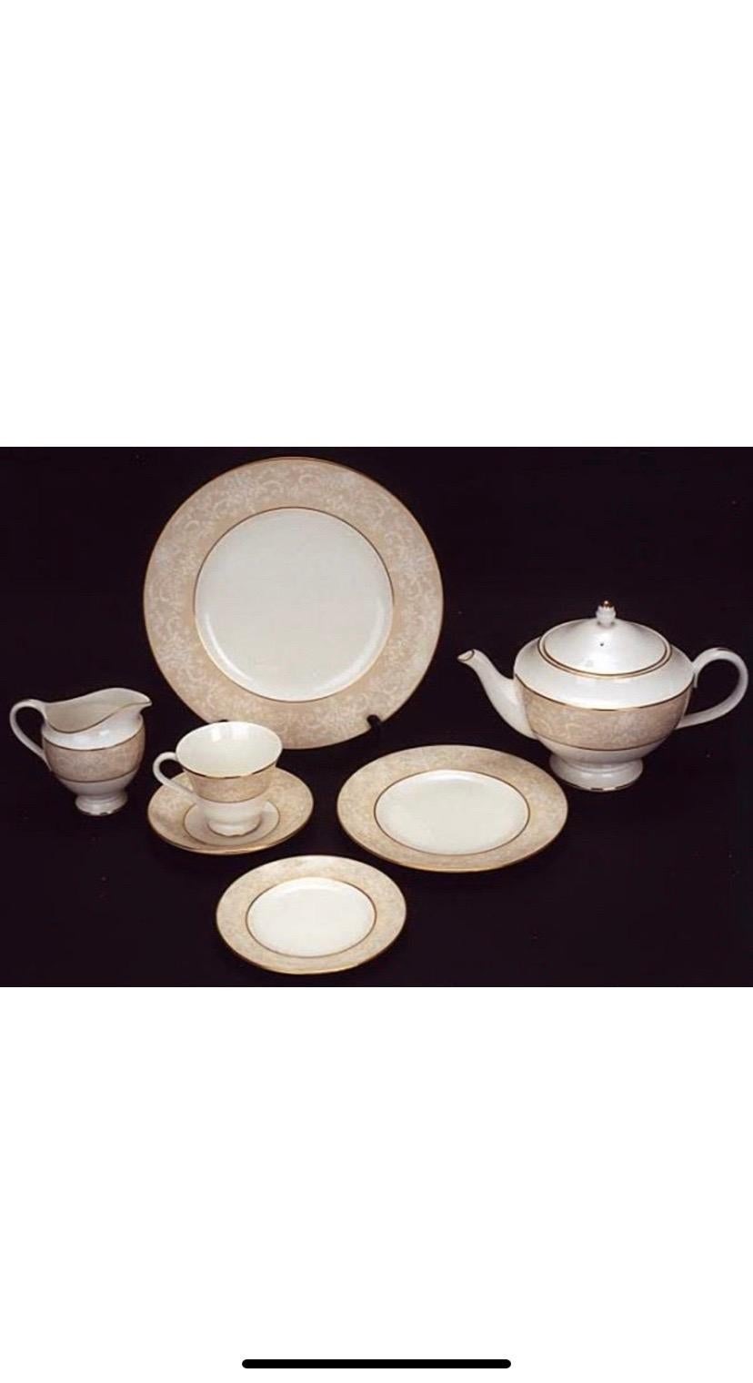 A set of 8 (eight) place settings in the Meredith pattern by Wedgwood for Ralph Lauren Home collection. 

Bone china. 

Signed. 

Made in England, production period 1993 - 2001.

Features a beige pattern on white.

A total of 40 pieces; includes the