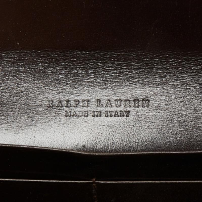 Ein Design von Ralph Lauren enttäuscht nie und verkörpert Luxus im wahrsten Sinne des Wortes. Die nach seiner Frau benannte Ricky Collection'S ist eine Sammlung, die von allen geliebt und geschätzt wird. Dieses Portemonnaie ist mit auffälligen