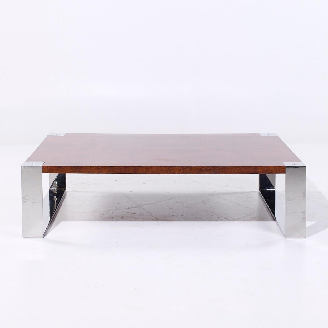 Ralph Lauren Mid Century Burlwood y acero inoxidable Cocktail Coffee Table

Esta mesa de centro mide 54 de ancho x 40 de fondo x 14,25 pulgadas de alto

Hacemos nuestras fotos en un estudio con iluminación controlada para mostrar el máximo detalle