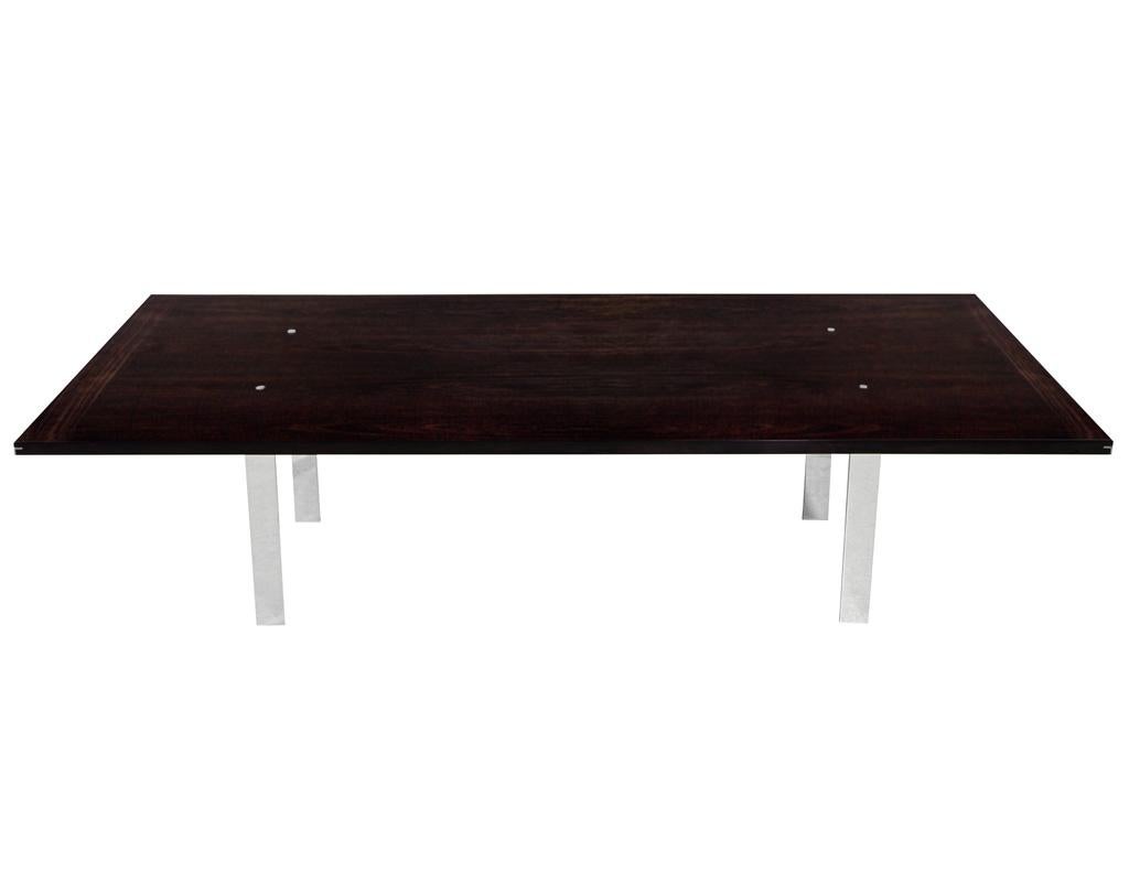 Voici la table de salle à manger moderne Ralph Lauren, une pièce maîtresse étonnante qui incarne l'élégance intemporelle et la sophistication contemporaine. Fabriquée à partir d'un magnifique acajou, la table présente un plateau en grain de bois