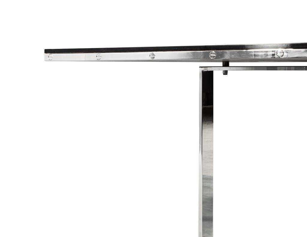 Table de salle à manger moderne Ralph Lauren en acajou et acier inoxydable Bon état - En vente à North York, ON