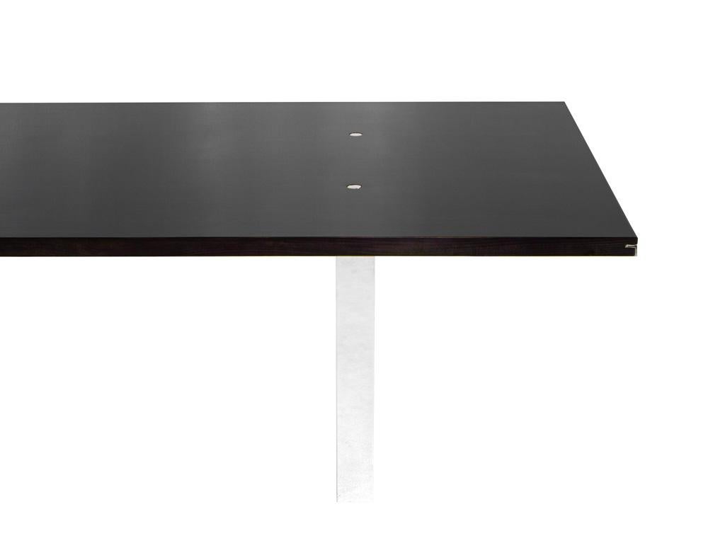 Table de salle à manger moderne Ralph Lauren en acajou et acier inoxydable en vente 1