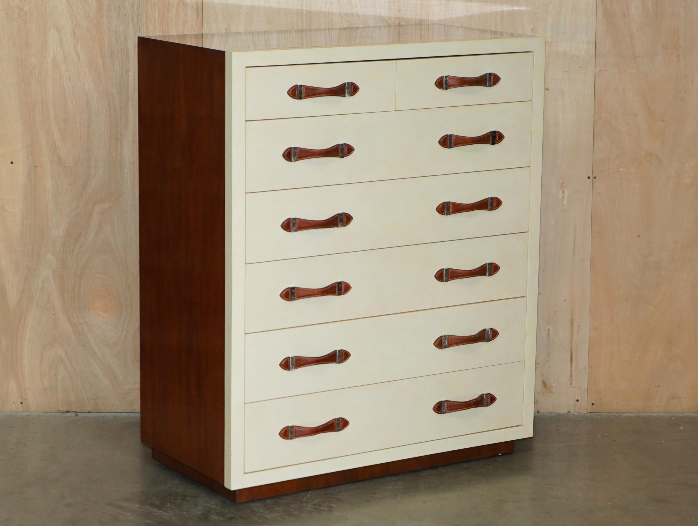 Royal House Antiques

Royal House Antiques a le plaisir de proposer à la vente cette ravissante commode en acajou flammé Ralph Lauren Modern Hollywood, dont les tiroirs sont recouverts de parchemin et dotés de poignées de style bagage en cuir