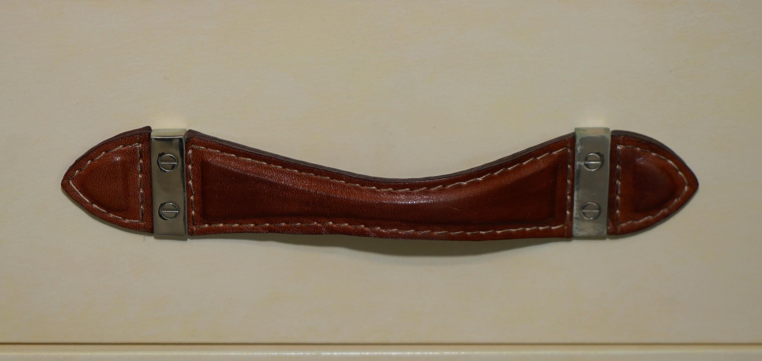 20ième siècle RALPH LAUREN COMMODITÉS MODERNES HOLLYWOOD EN CUIR FLAMMÉ BRUN EN BOIS DUR ÉCRANS en vente