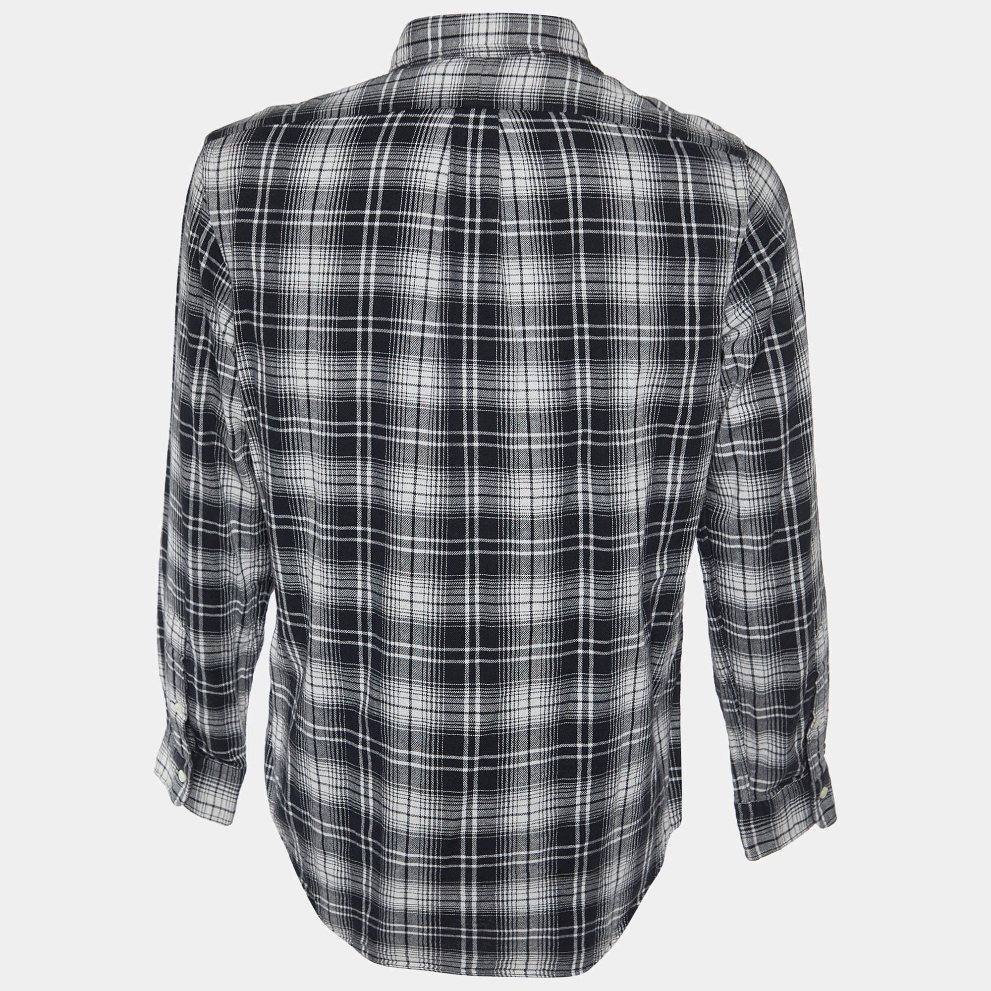 Le camicie sono una parte indispensabile del guardaroba, quindi questo marchio ti propone una creazione versatile ed elegante. È stato realizzato con materiali di qualità in una tonalità versatile. La camicia è caratterizzata da elementi firmati e