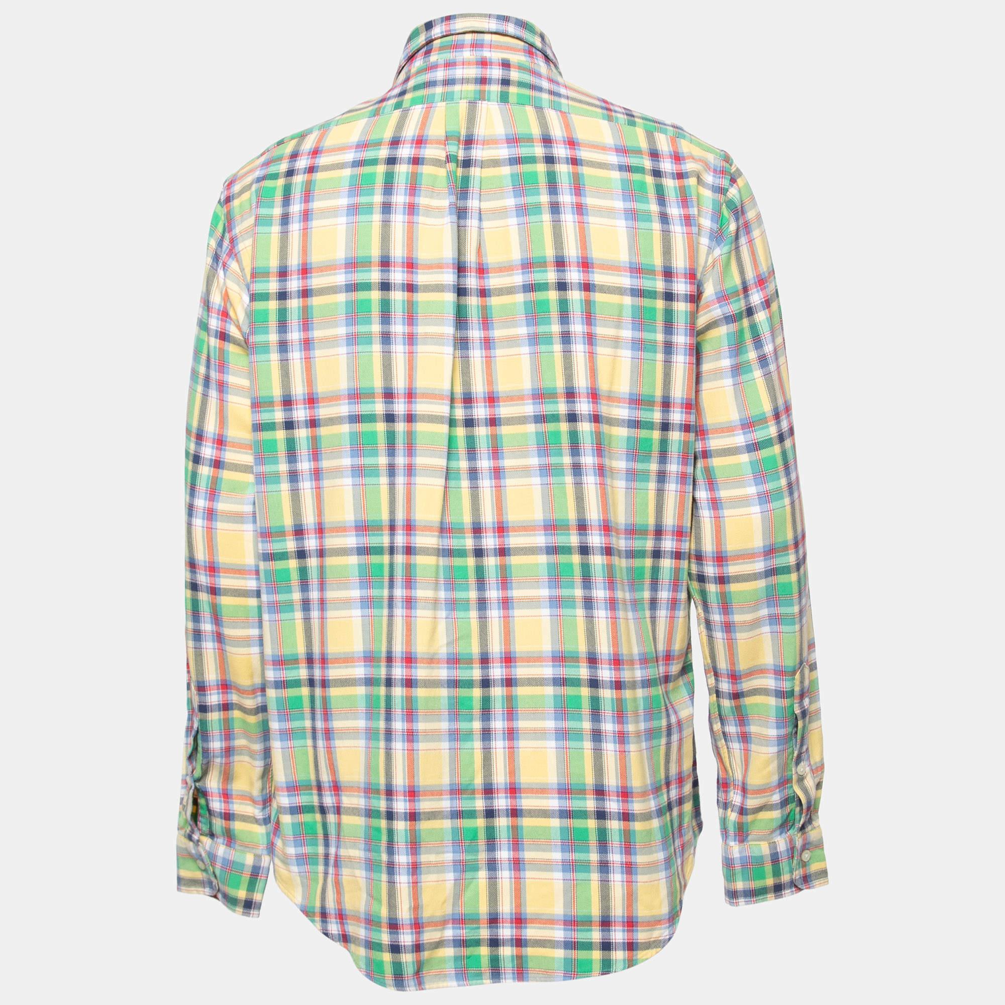 Questa camicia firmata è favolosa. È realizzata con materiali pregiati e presenta una silhouette aderente. Abbinalo a pantaloni e mocassini per un ensemble di tendenza.