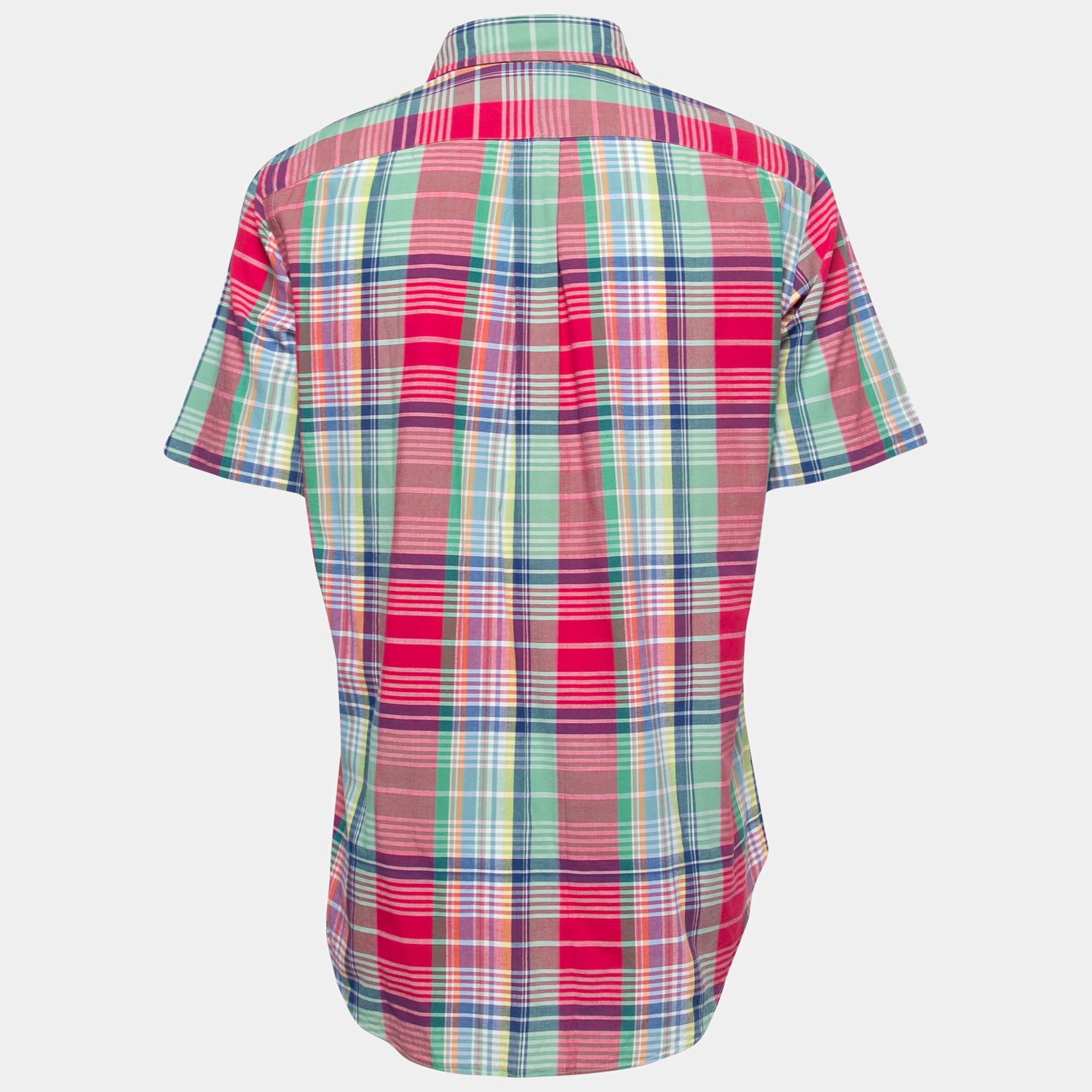 Cette chemise de créateur est fabuleuse. Elle est fabriquée à partir de matériaux nobles et présente une silhouette ajustée. Associez-le à un pantalon et à des mocassins pour un ensemble cool.
