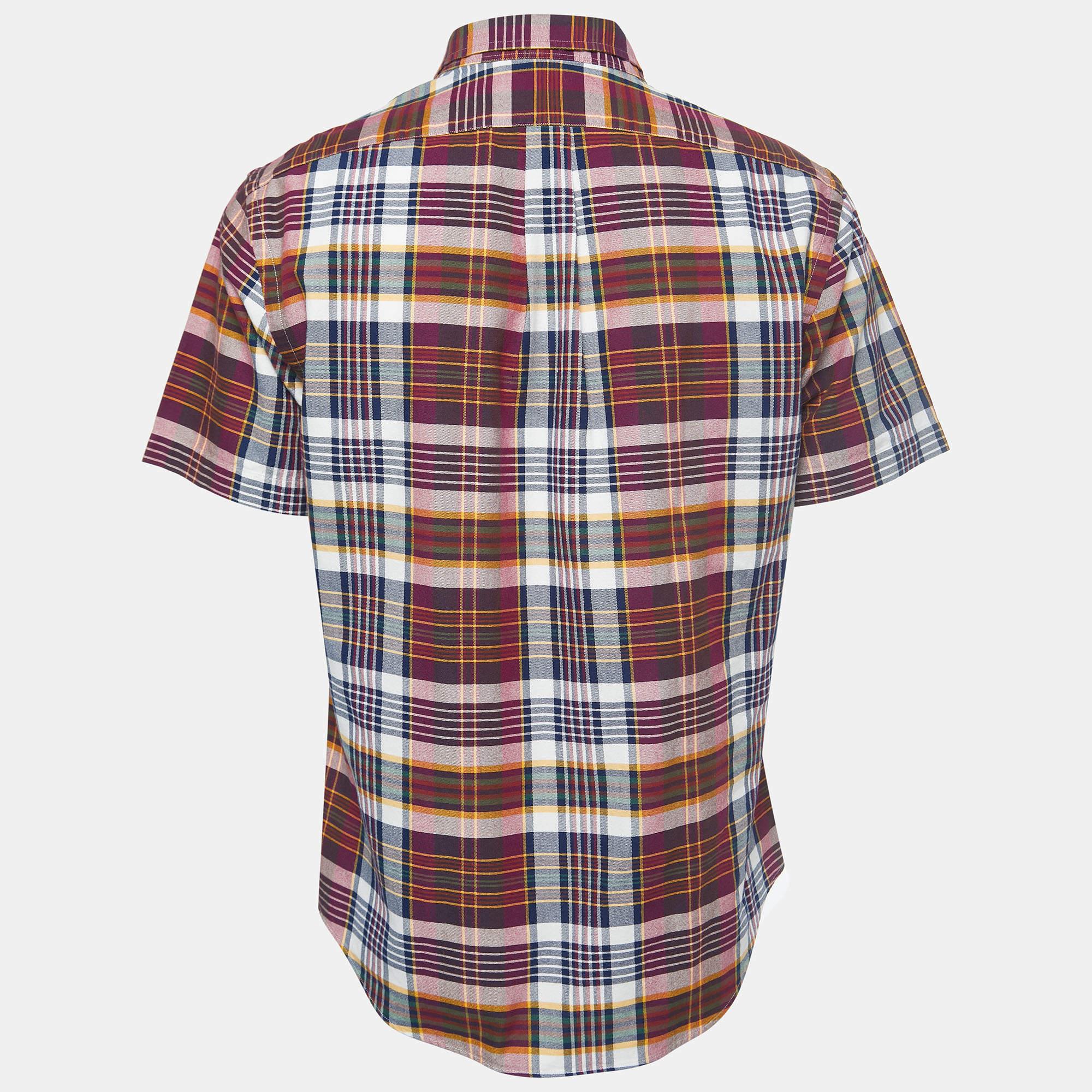 Questa camicia firmata è favolosa. È realizzata con materiali pregiati e presenta una silhouette aderente. Abbinalo a pantaloni e mocassini per un ensemble di tendenza.