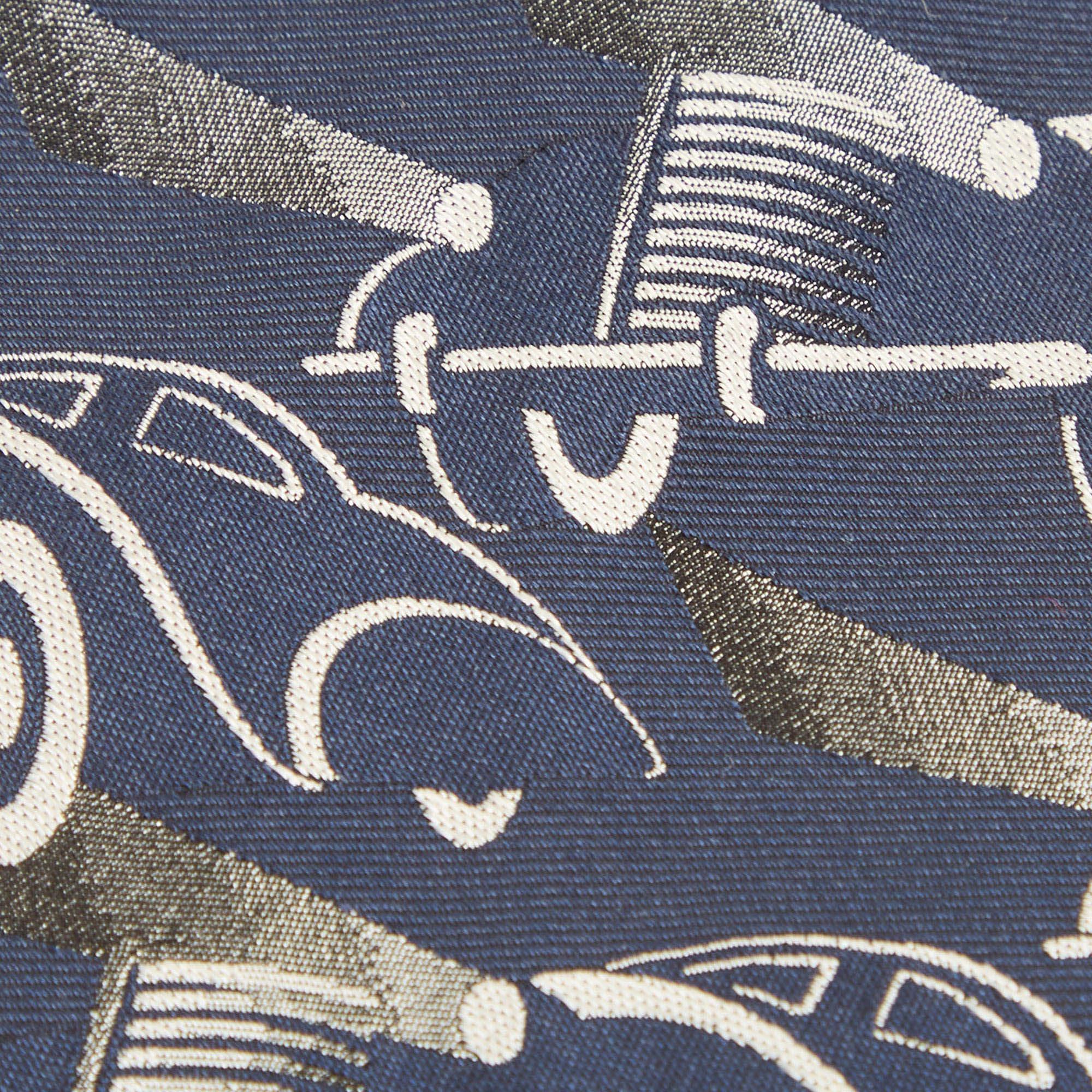 Realizzata in seta di qualità, questa cravatta blu navy di Ralph Lauren presenta motivi astratti su tutta la superficie. Il pezzo è completo di etichetta del marchio sul retro. Sii elegante abbinandola a camicie a tinta unita.
