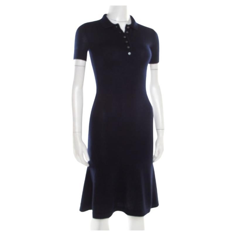 Sfoggia questo magnifico pezzo della casa Ralph Lauren. Casual e piacevole, non puoi sbagliare con questo vestito blu navy, indipendentemente dall'occasione in cui lo indosserai. Finemente confezionato in tessuto misto, questo abito ha tutte le