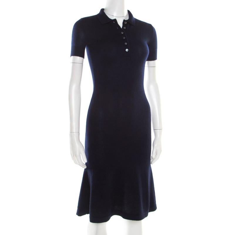 Flaunt this magnificent piece from the house of Ralph Lauren. Casual and pleasing, you cannot go wrong with this calming navy blue dress, no matter what occasion you wear this to. Finely tailored in blended fabric, this dress has everything that