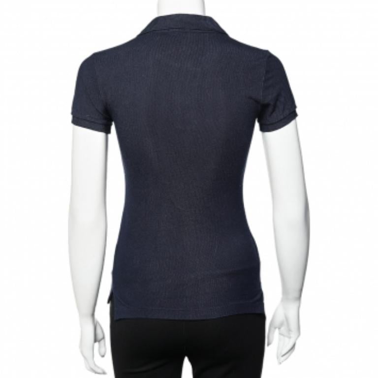 Les t-shirts de Ralph Lauren ont toujours été un choix classique pour les femmes. Cette version est taillée dans un piqué de coton bleu marine et ornée du logo emblématique. Complétez votre look décontracté avec un short et des baskets.