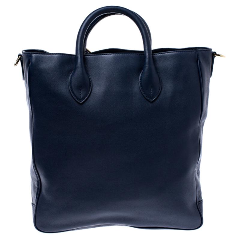 A stunning leather bag by Ralph Lauren to look fashionable this season. Lined with a durable fabric, this bag will be your companion for a long time. It comes in a lovely navy blue and has a classic shape. It features two handles, a detachable
