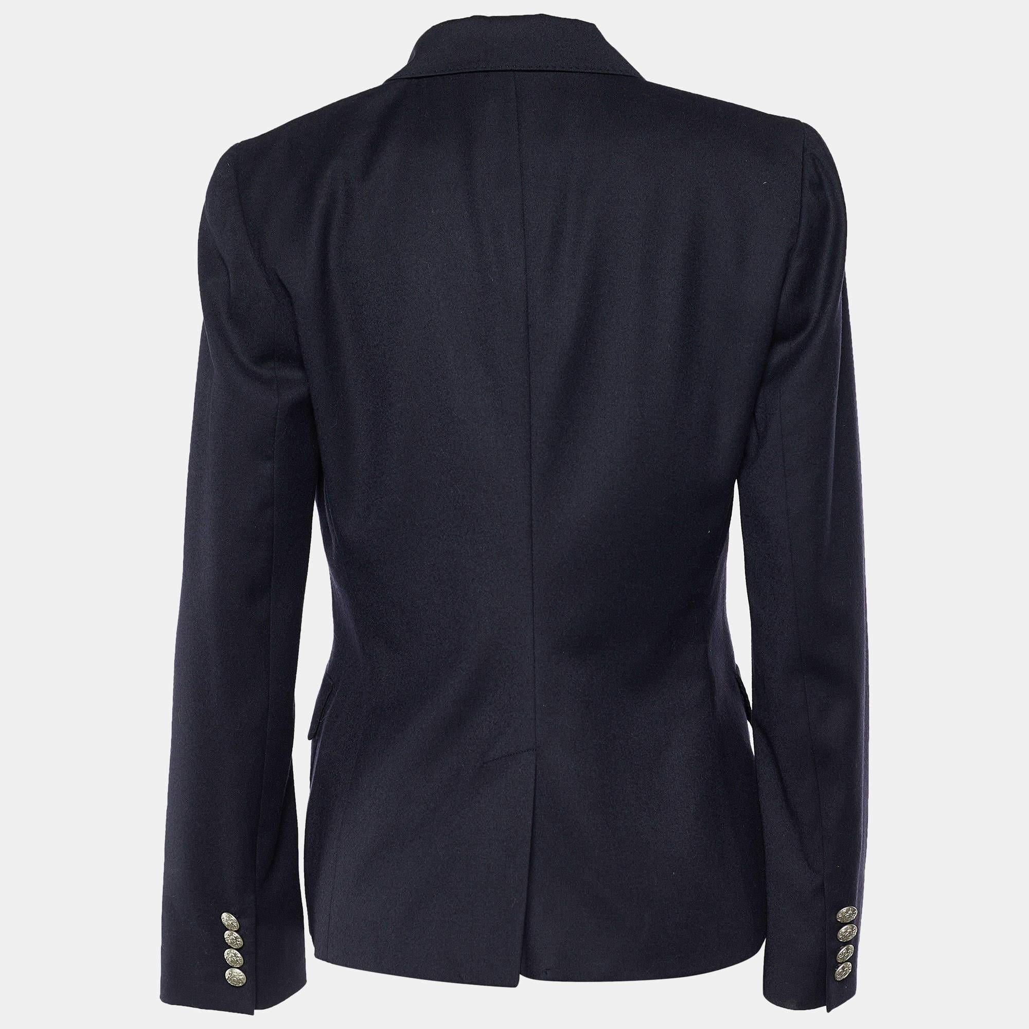 Create your own style statement with this gorgeous Ralph Lauren blazer designed in a chic style. Tailor-made for the fashionista in you, this navy blue beauty will let you stand out from the crowd. This formal blazer displays embroidery on the front