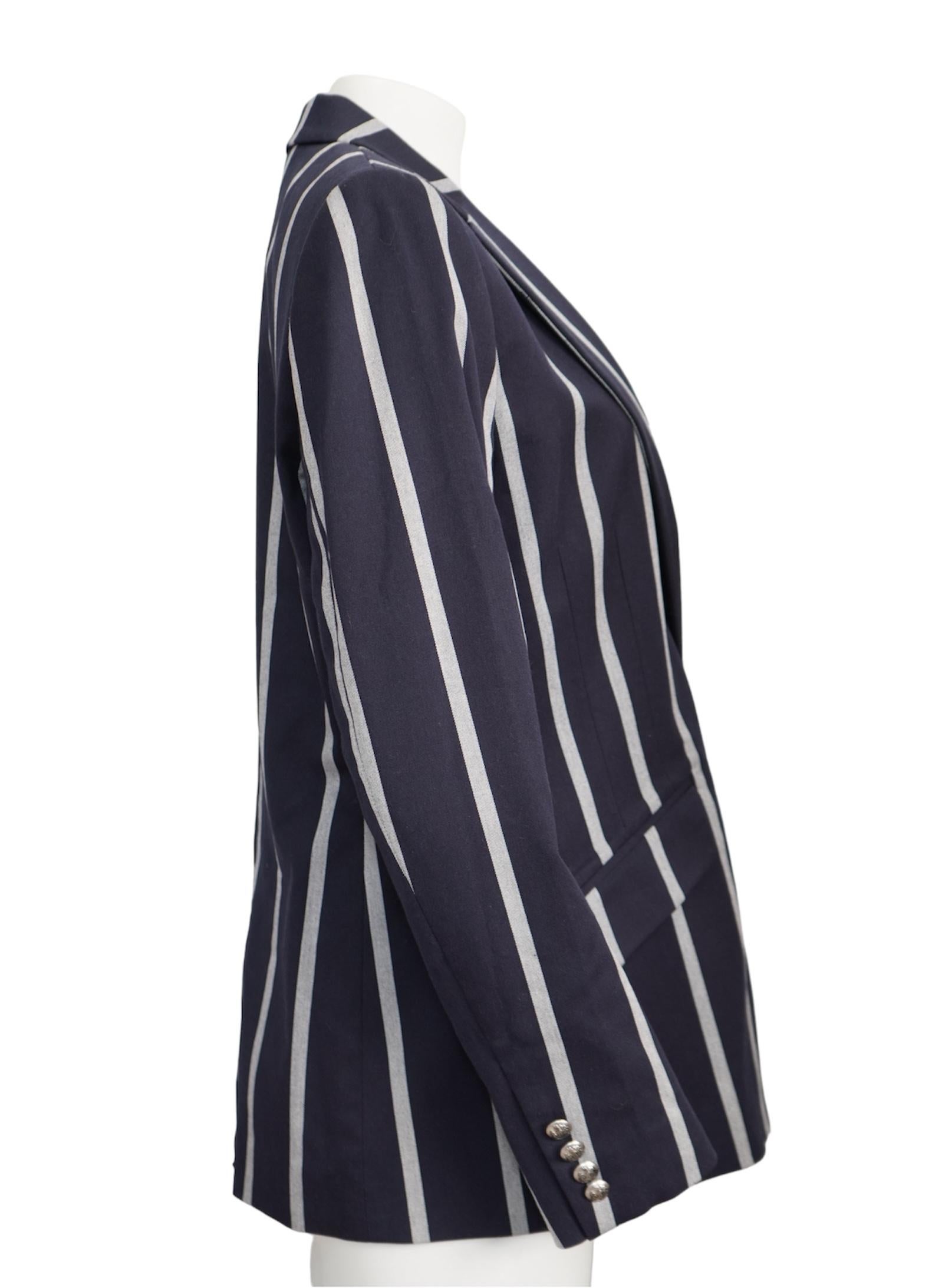 Single button closure
2 faux front pockets
L: 29”  B: 38” W: 37”
Size 12
New with tags