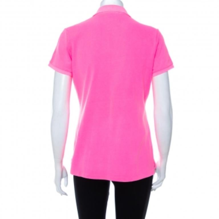 La T-shirt Polo Ralph Lauren da donna garantisce comfort con uno stile semplice ma di lusso. È realizzata in cotone e presenta maniche corte, bottoni frontali, un colletto semplice e un motivo ricamato sul davanti. La maglietta si abbina bene a