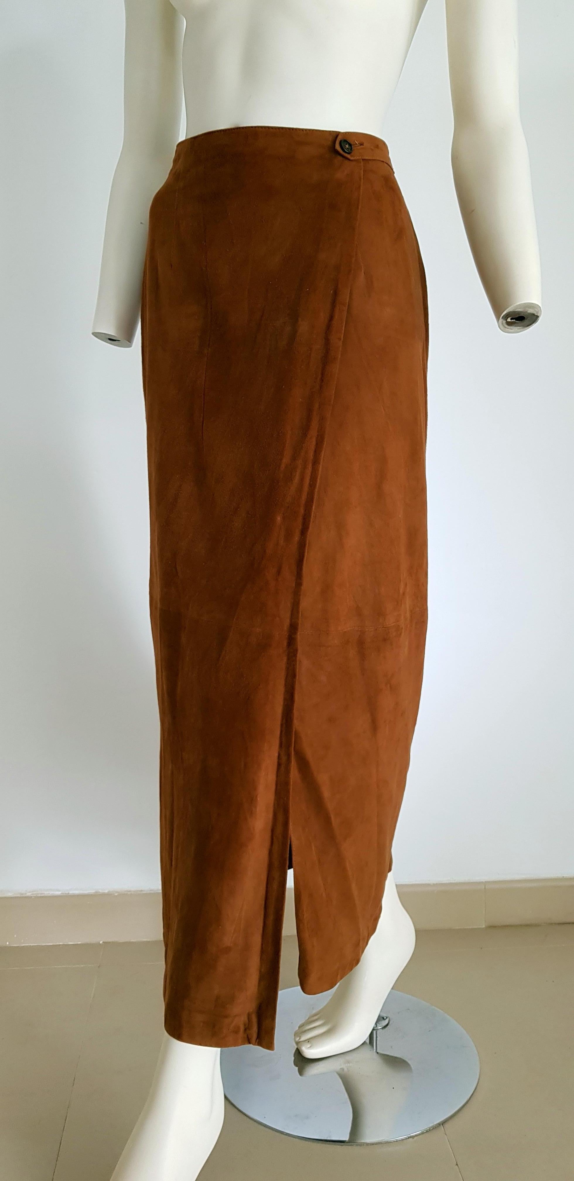 RALPH LAUREN brown suede silk lined long skirt - Unworn, New.

SIZE: equivalent to about Small / Medium, please review approx measurements as follows in cm: lenght 95, waist circumference 80, hip circumference 98.
TO CONVERT: cm x 0.39 =