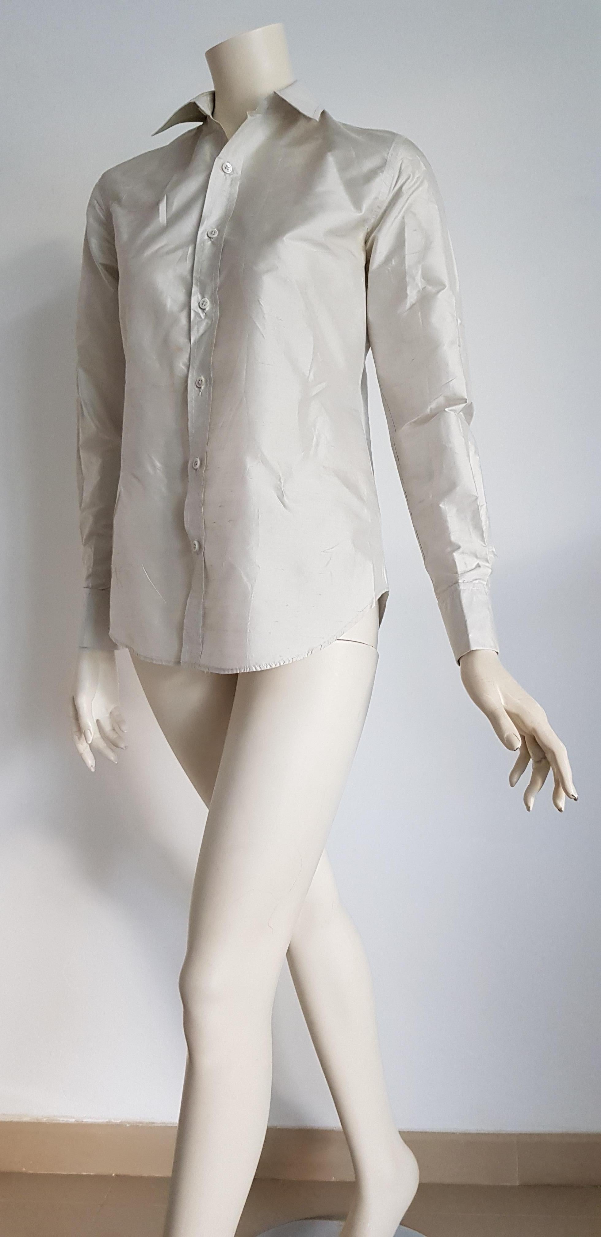 Ralph LAUREN pearl grey silk shirt - Unworn, New.
..
SIZE: equivalent to about Small / Medium, please review approx measurements as follows in cm: lenght 70, chest underarm to underarm 49, bust circumference 90, shoulder from seam to seam 40, sleeve