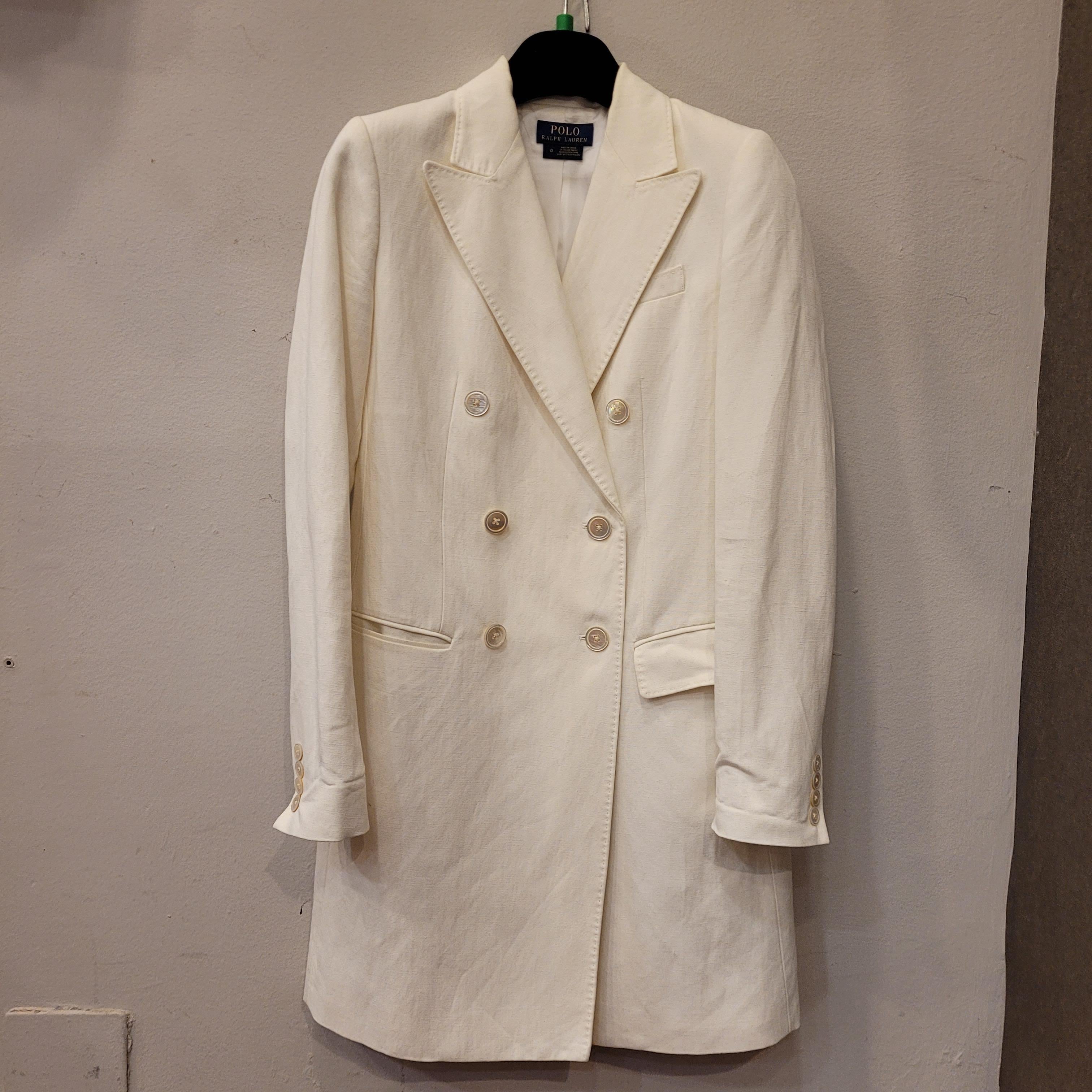 Manteau court/robe portefeuille en lin avec revers et épaulettes, blanc cassé. Manches longues par POLO RALPH LAUREN, collection été 2021/2022
Il n'a subi qu'une seule usure, il est presque neuf !!!!
Elegant et intemporel comme tout ce qui est conçu