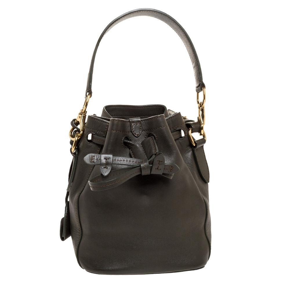 This Ralph Lauren Ricky bag is a beauty. Meticulously crafted from leather, the bag delights not only with its appeal but structure as well. It is held by a top handle, detailed with gold-tone hardware and equipped with a leather interior. The