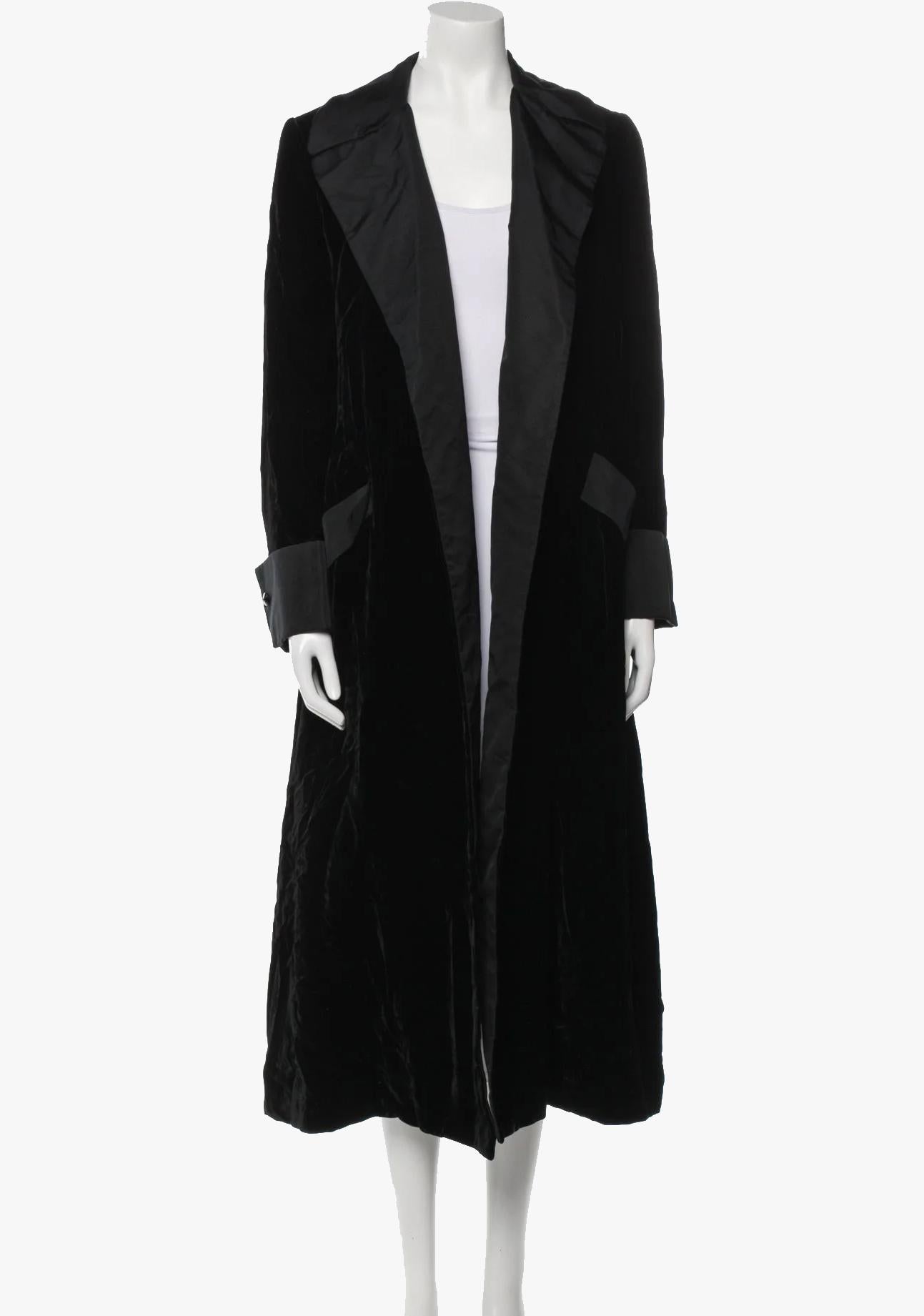 Cappotto nero aperto sul davanti di Ralph Lauren

Taglia - M  US 6

Busto: 100 cm / 39,25″

Vita: 92,7 cm / 36,5″

Spalla: 42,5 cm / 16,75″

Lunghezza: 127 cm / 50″

Fabrice - 100% Rayon

Condit - eccellente

........Informazioni aggiuntive