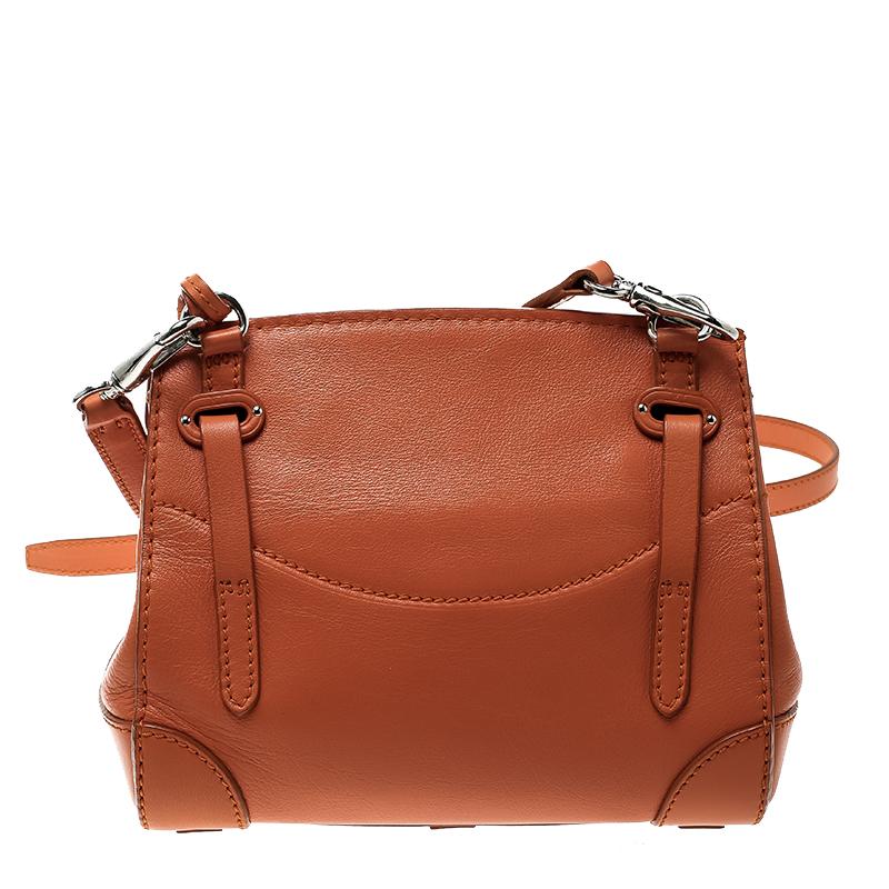 Need quick styling fixes that take away your woes for convenience as well? This swanky crossbody bag from the house of Ralph Lauren is the perfect solution to your problems. Part of the luxurious Ricky collection, this bag features a smart