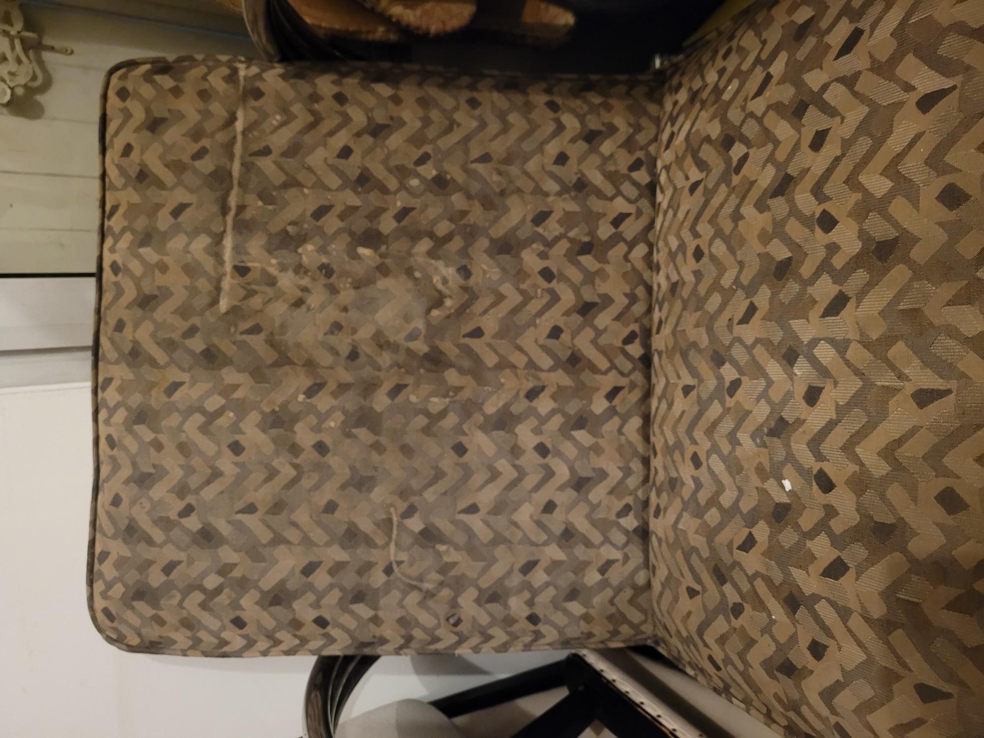Coppia di grandi poltrone cromate, con tubi arrotondati, in stile art déco; modello dello stilista Ralph Lauren

Tessuti originali: tracce d'uso, macchie e strappi

Buone condizioni generali del metallo (tracce d'uso, graffi, mancanze)

Edizioni
